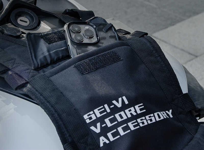 Bean's Moto Booth SEIVI™ Winter Motorcycle Windproof Leg Cover protecting motorcycle rider’s legs from cold and wind.