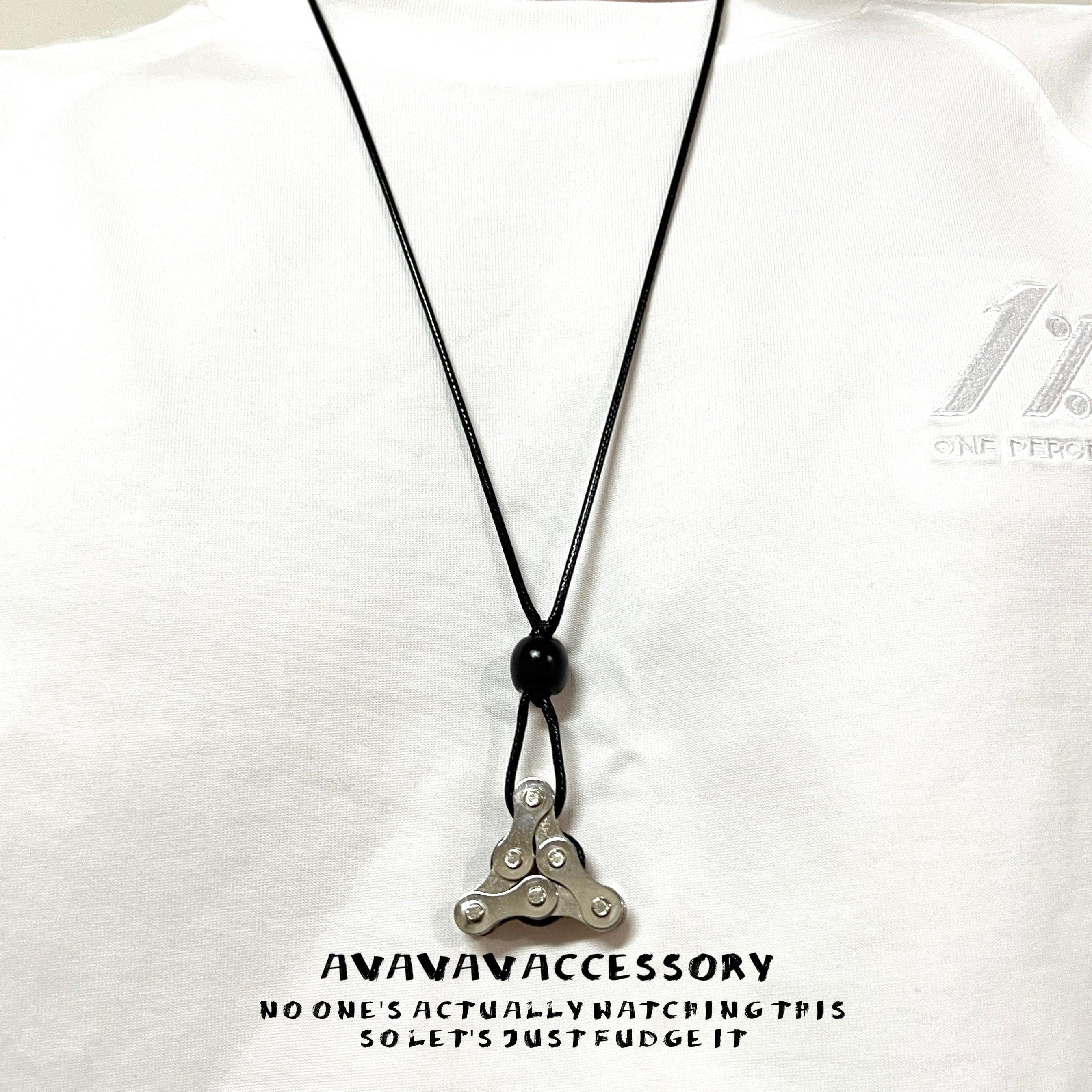 Motorcycle chain keychain decor from Bean's Moto Booth featuring a metallic chain design for motorcycle enthusiasts.