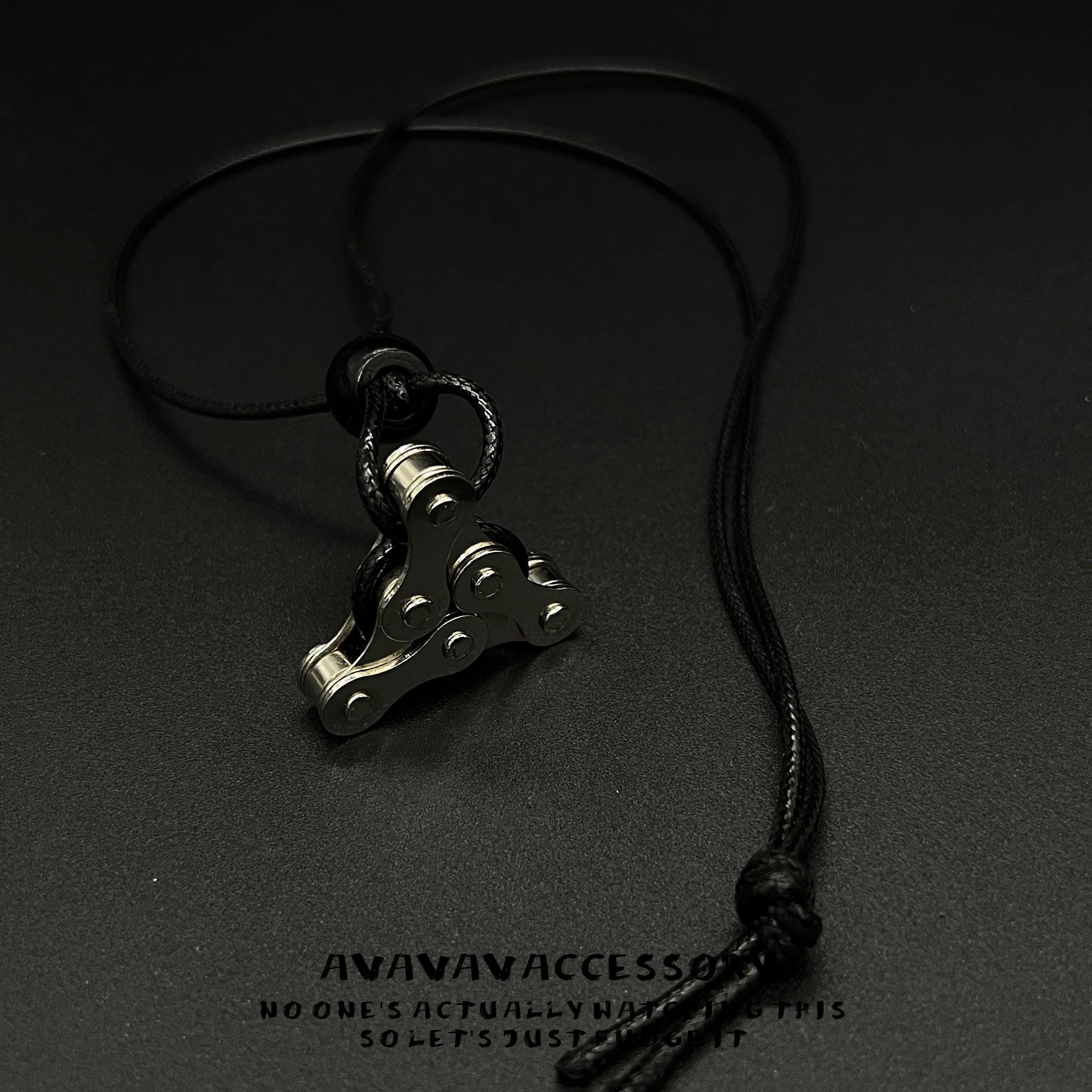 Decor motorcycle chain keychain by Bean's Moto Booth featuring a detailed metal chain design for motorcycle enthusiasts.