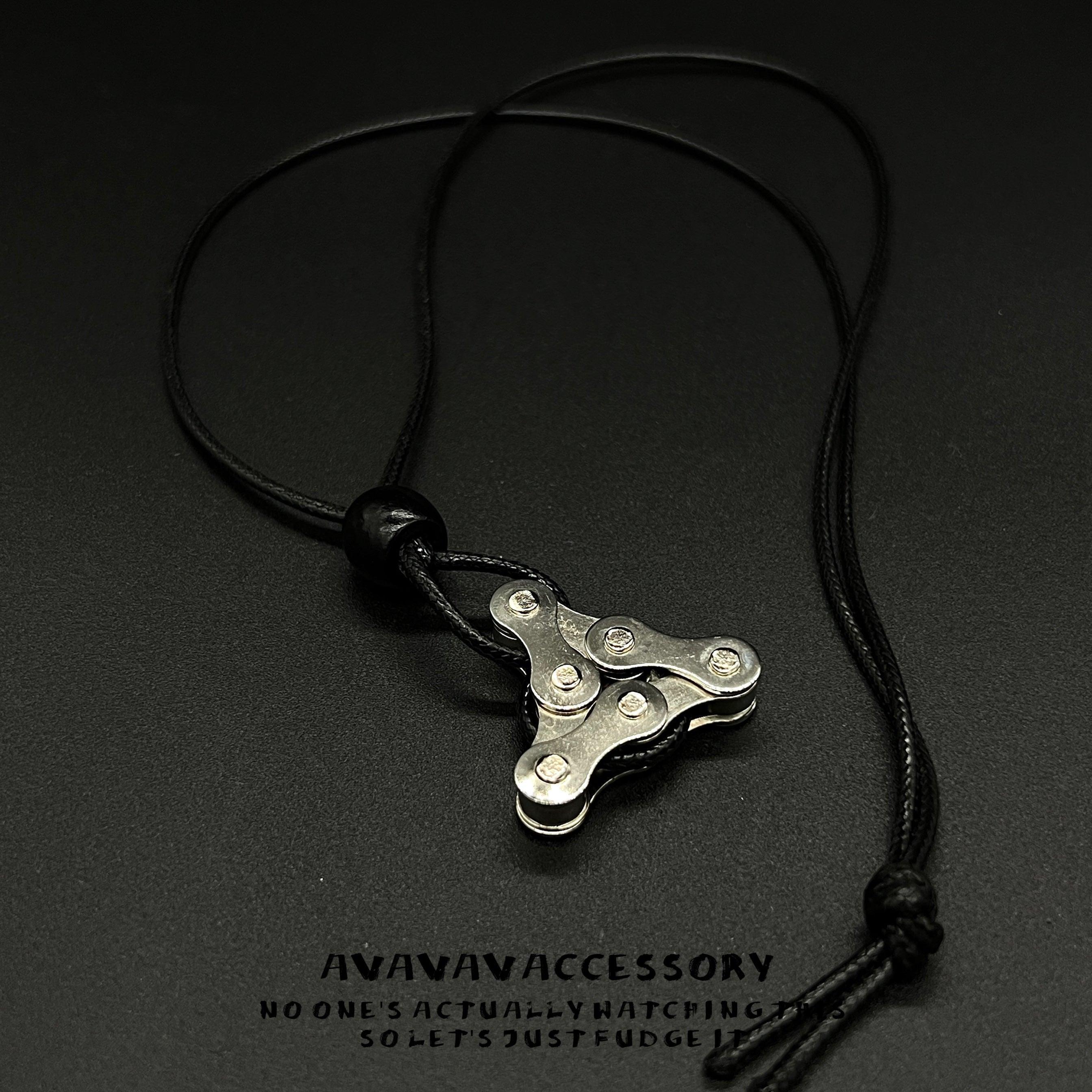 Motorcycle chain keychain decor by Bean's Moto Booth featuring a realistic chain design for motorcycle enthusiasts.