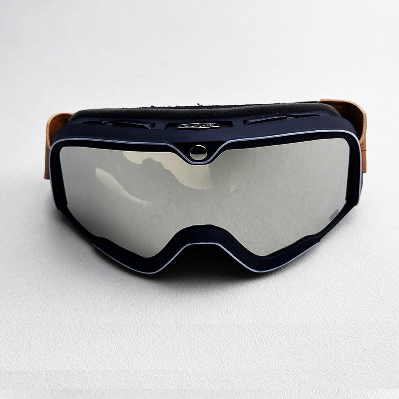 100% BARSTOW™ motorcycle helmet goggles with clear lenses and adjustable straps, designed for motorcycle riding.