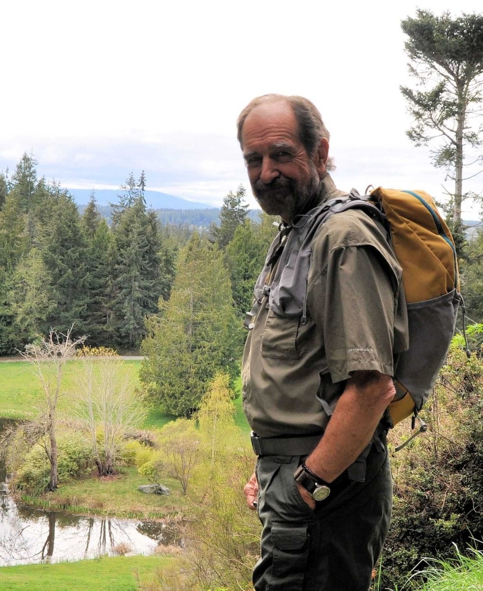 Light Hiking Gear 20-liter Aarn Little Llama backpack with adjustable straps and compact design for day hikes and outdoor adventures.
