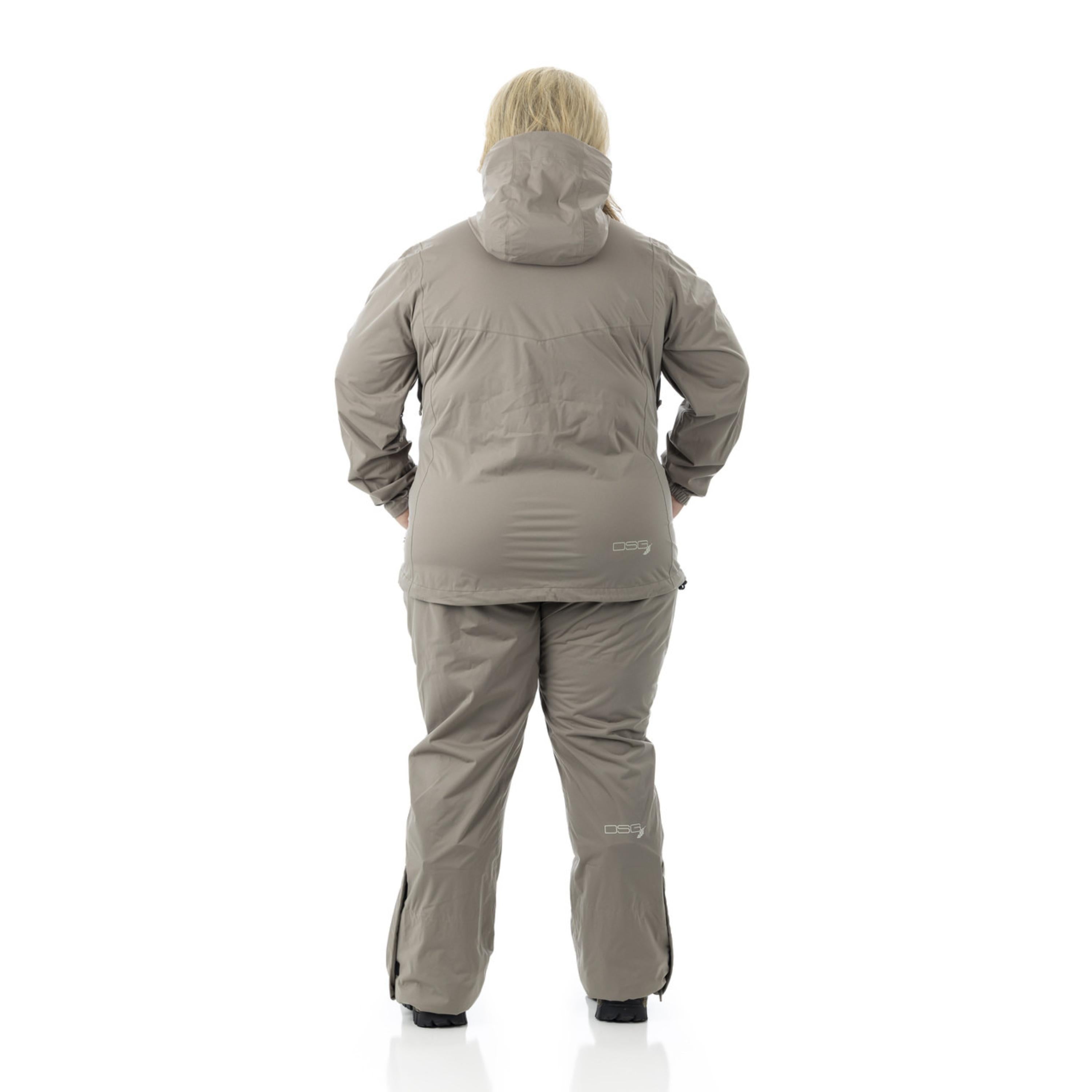 DSG OUTERWEAR Nova rain jacket in waterproof fabric with adjustable hood and front zipper, suitable for rainy weather.