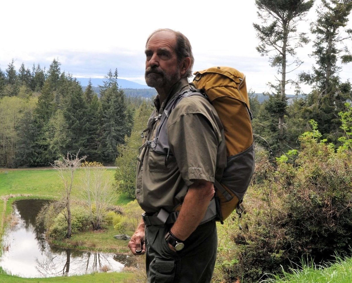 Light Hiking Gear 28-liter Aarn Back Favour backpack with adjustable straps and multiple compartments for outdoor hiking and travel.