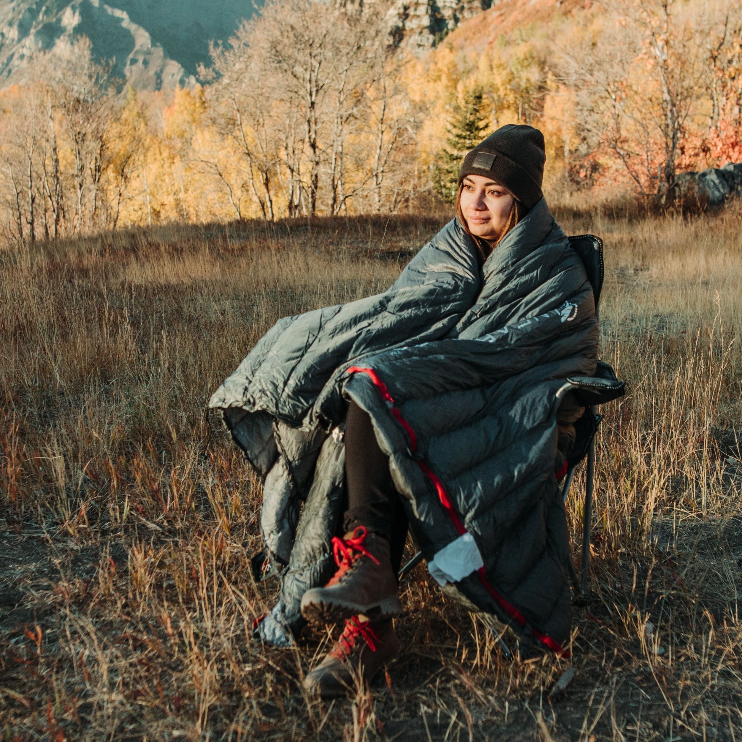 Near Zero Outdoor Gear QUILT ONE sleeping bag displayed in a cozy outdoor setting, showcasing its soft fabric and design.