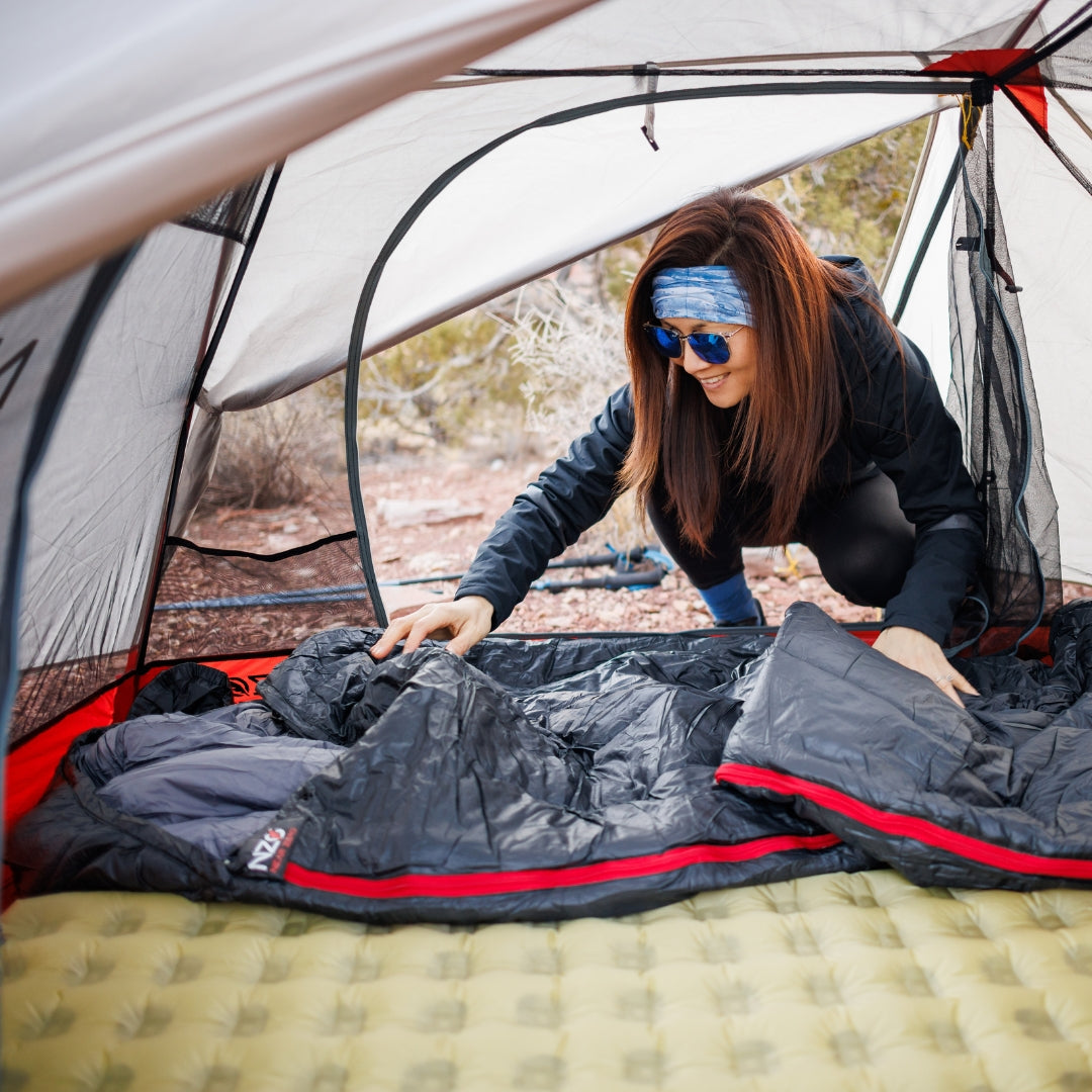 Near Zero Outdoor Gear Peralta 25 synthetic sleeping bag, insulated with a compact design, ideal for outdoor camping and sleeping comfort.