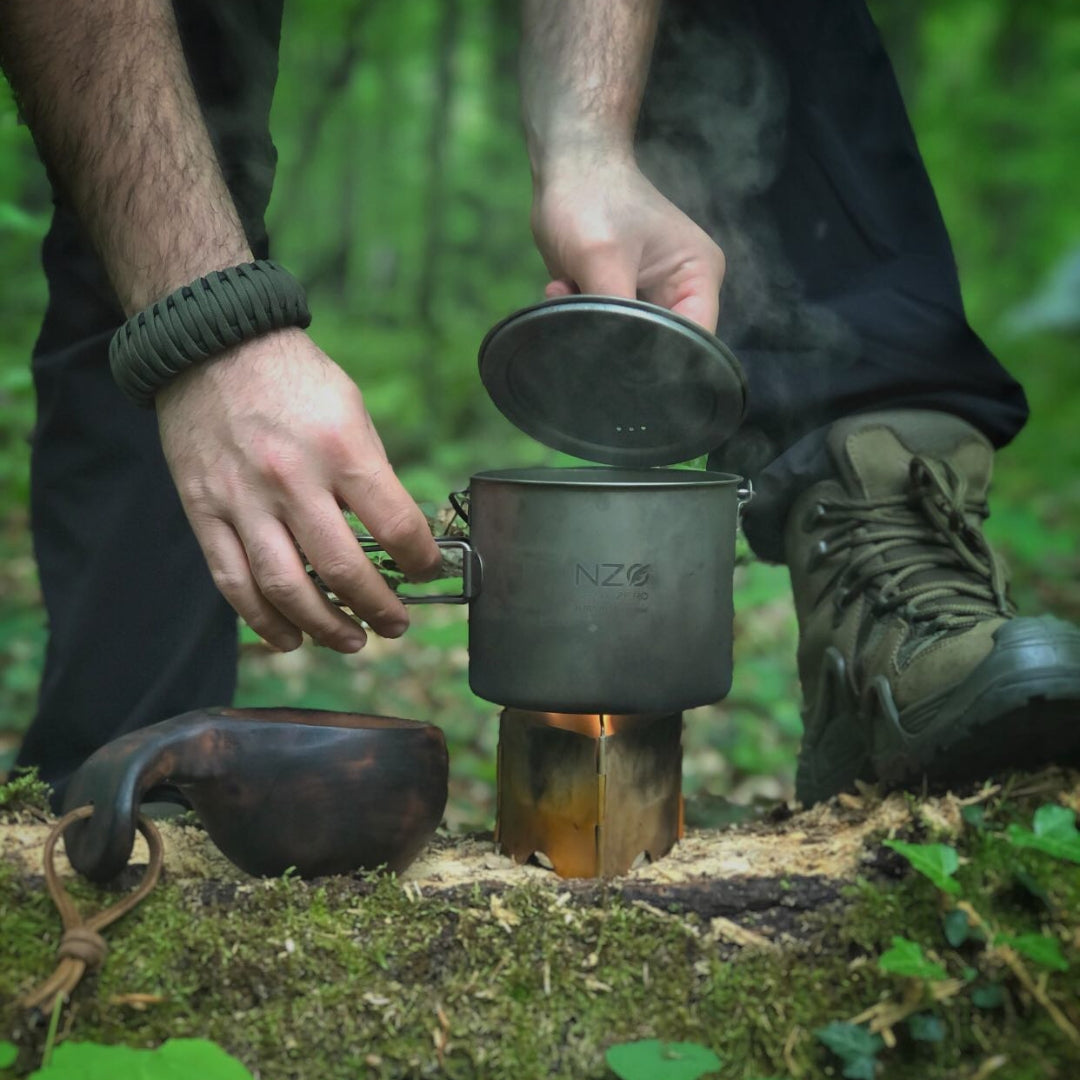 Titanium cooking pot with 1100 ml capacity from Near Zero Outdoor Gear, lightweight outdoor camping cookware with handle