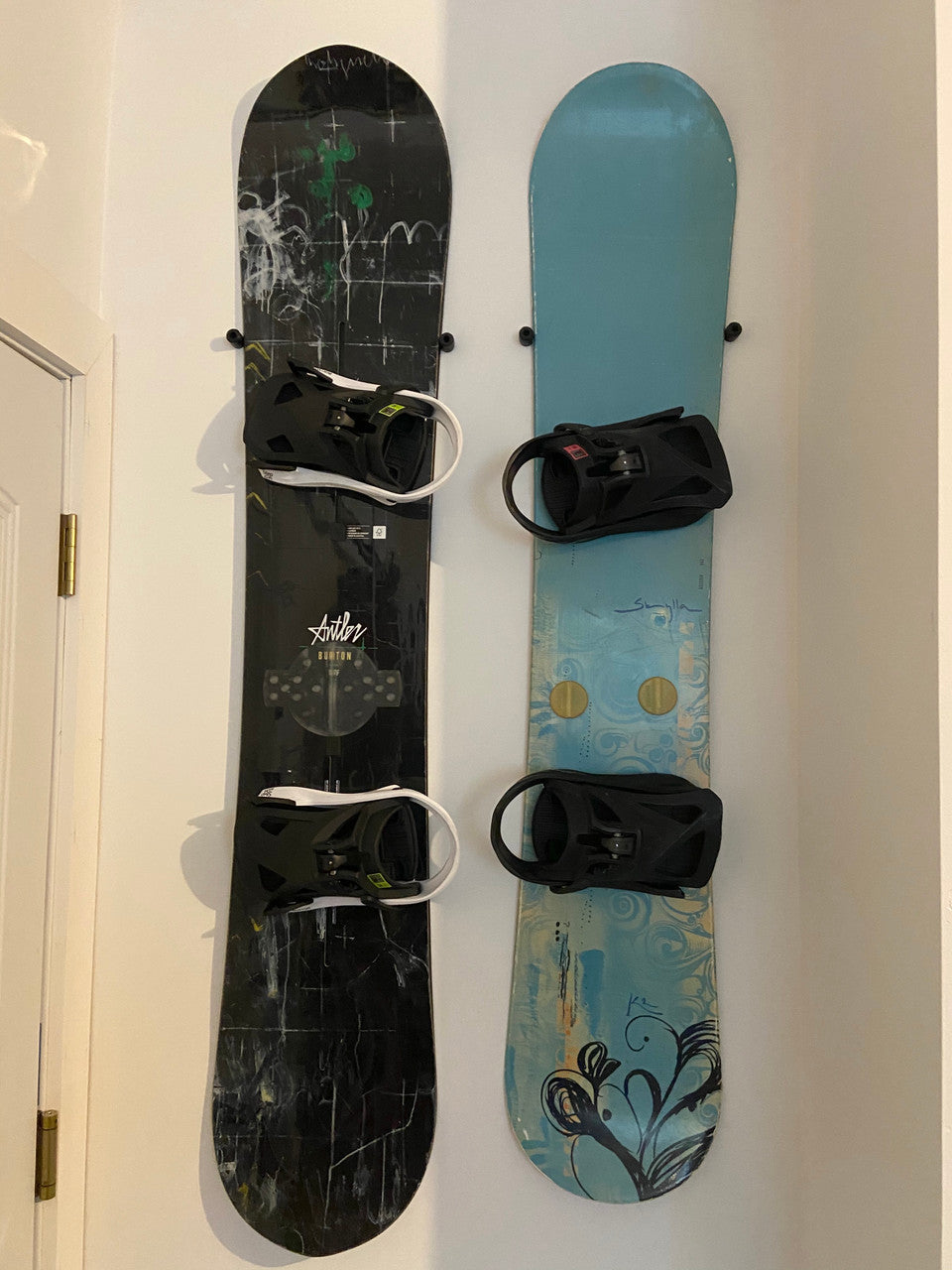 The Cinch Snowboard Display | Floating Rack | 2 Boards - OVERLANDERS Outfitter