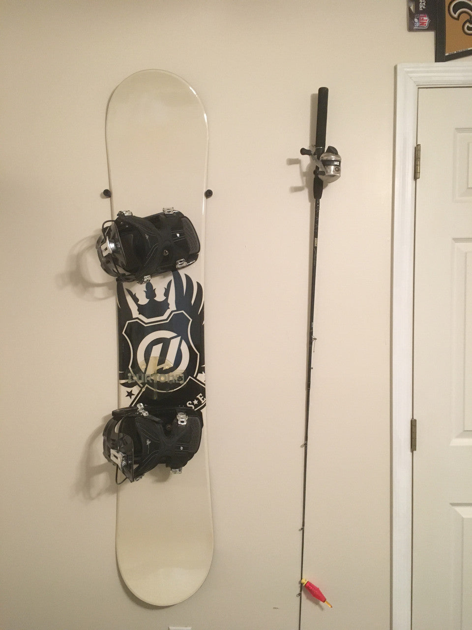 The Cinch Snowboard Display | Floating Rack | 1 Board - OVERLANDERS Outfitter