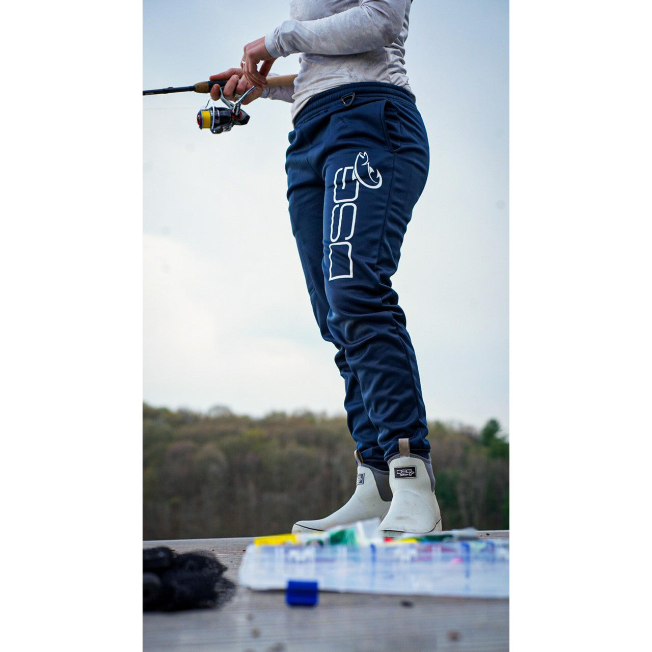 Black DSG OUTERWEAR Kenzie sweatpants with drawstring waist and relaxed fit, shown on a model.
