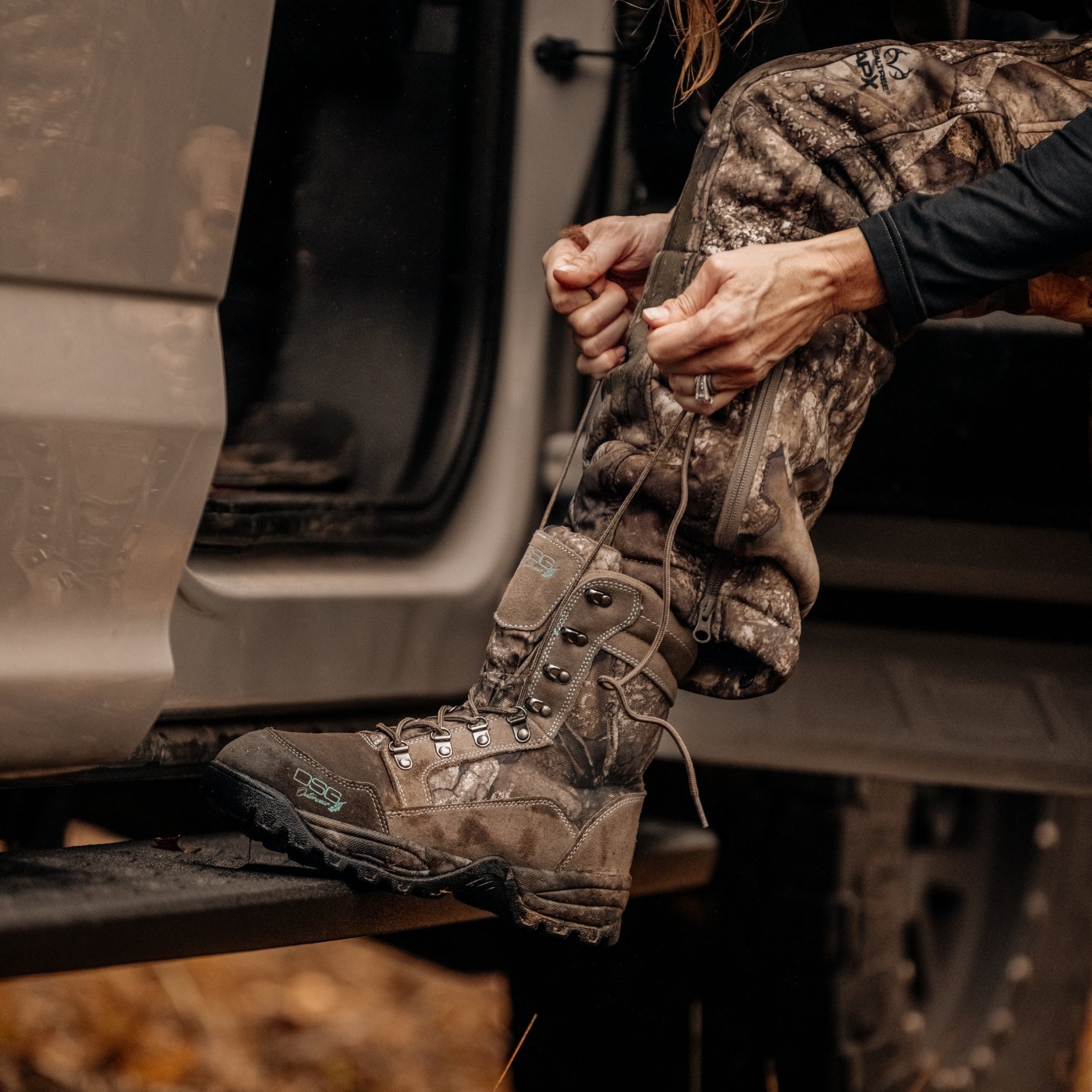 DSG OUTERWEAR Lace Up Boot 2.0 with 1400 gram insulation, featuring durable leather and rugged rubber sole for outdoor wear.
