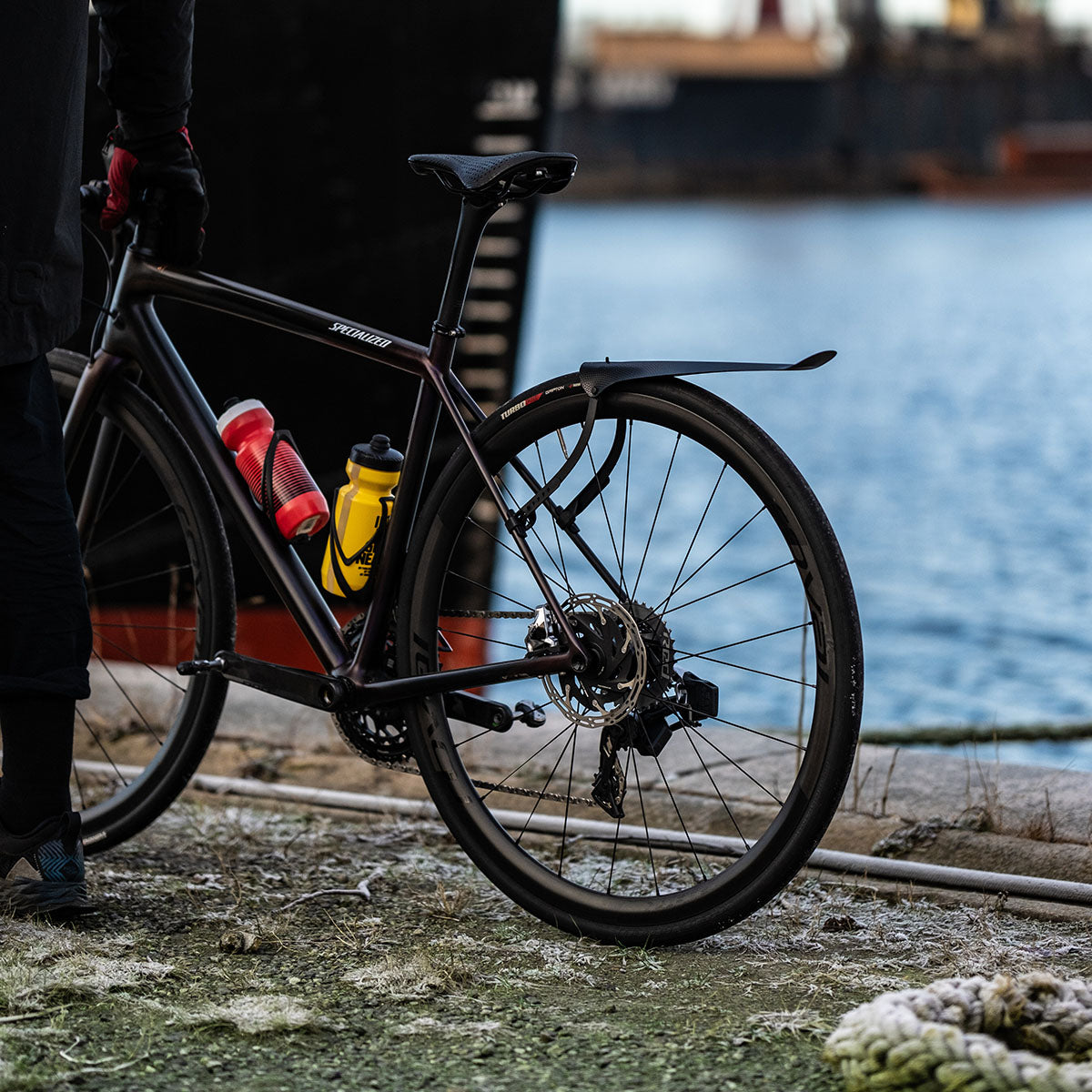 ZEITBIKE Ass Savers Win Wing 2 rear mudguard with black wishbone, lightweight fender for road bikes, mounted on bike wheel.
