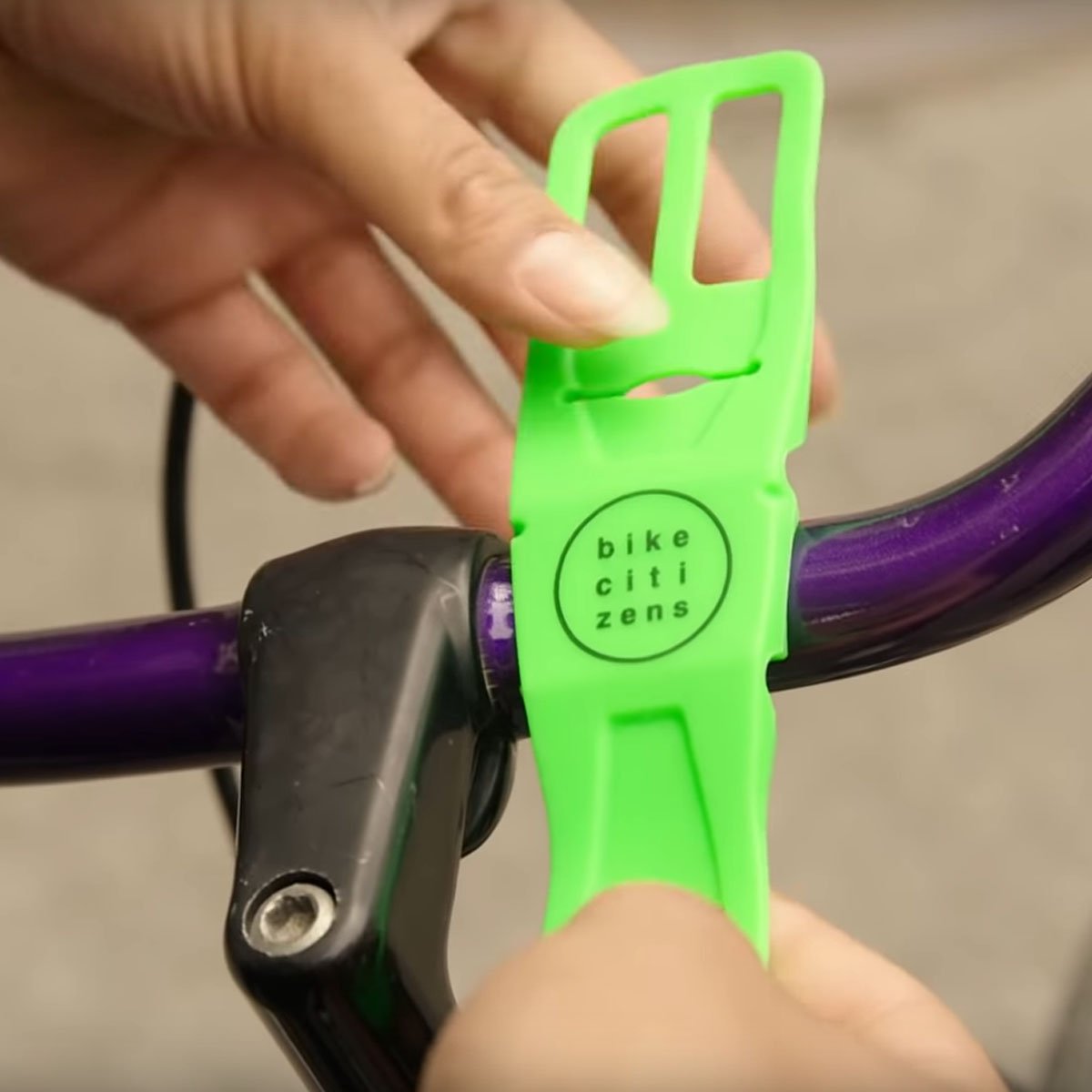 ZEITBIKE FINN universal bicycle phone mount in red attached to bike handlebar, holding a smartphone securely during ride.