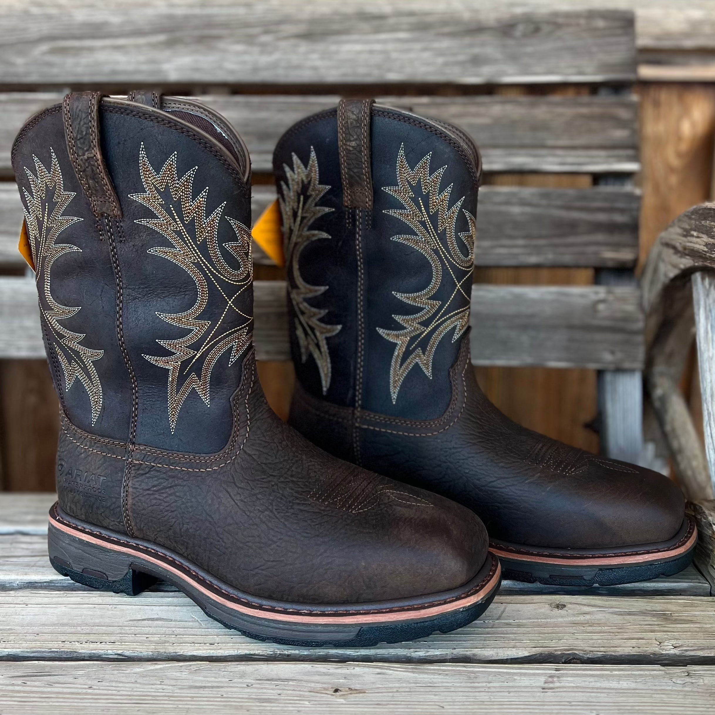 Ariat Workhog Composite workboots with durable leather and sturdy sole, designed for comfort and safety in industrial settings.