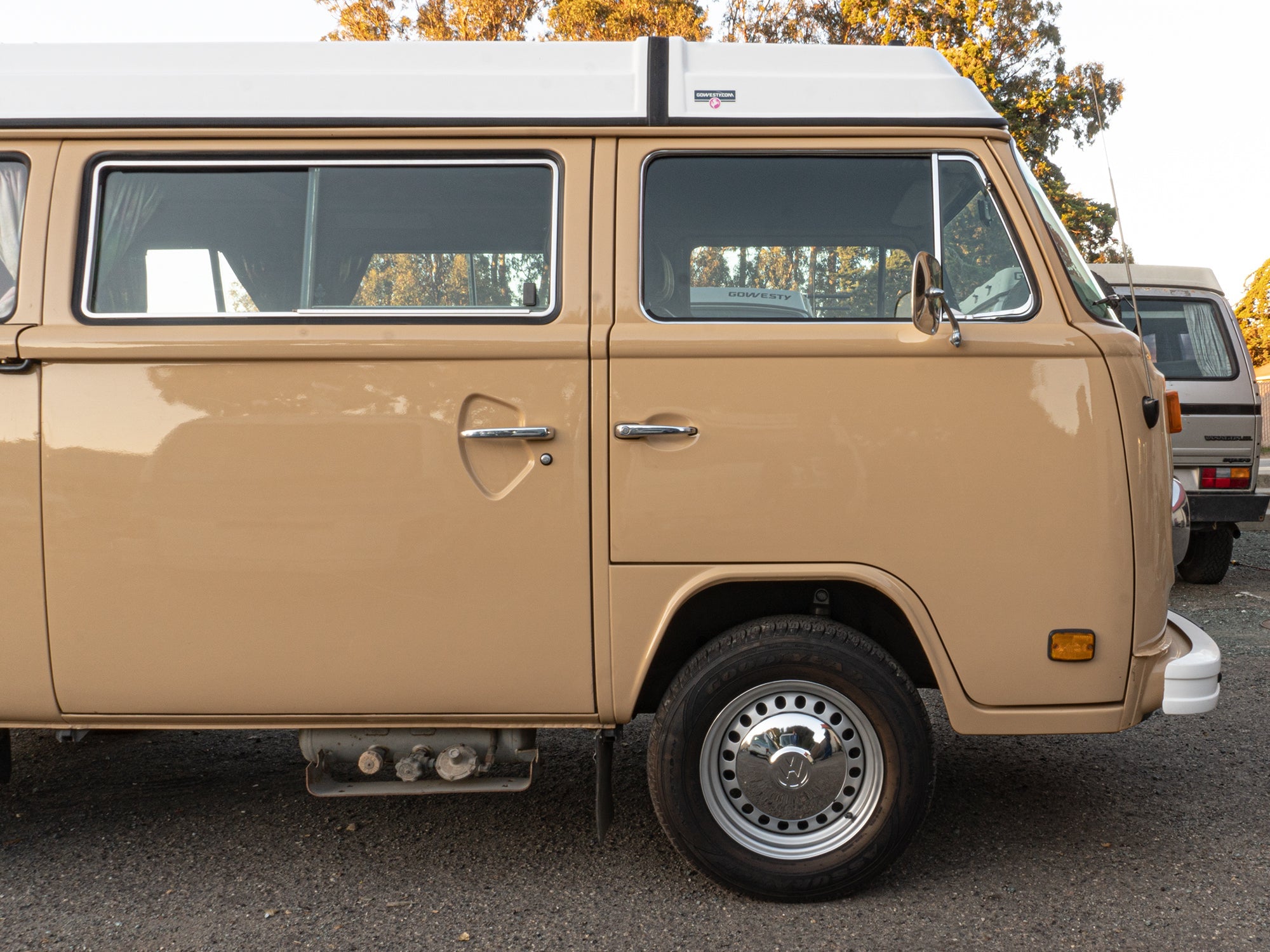 Silver 15-inch steel wheel for Bus and Vanagon by GoWesty, designed for 2WD and 4WD vehicles.