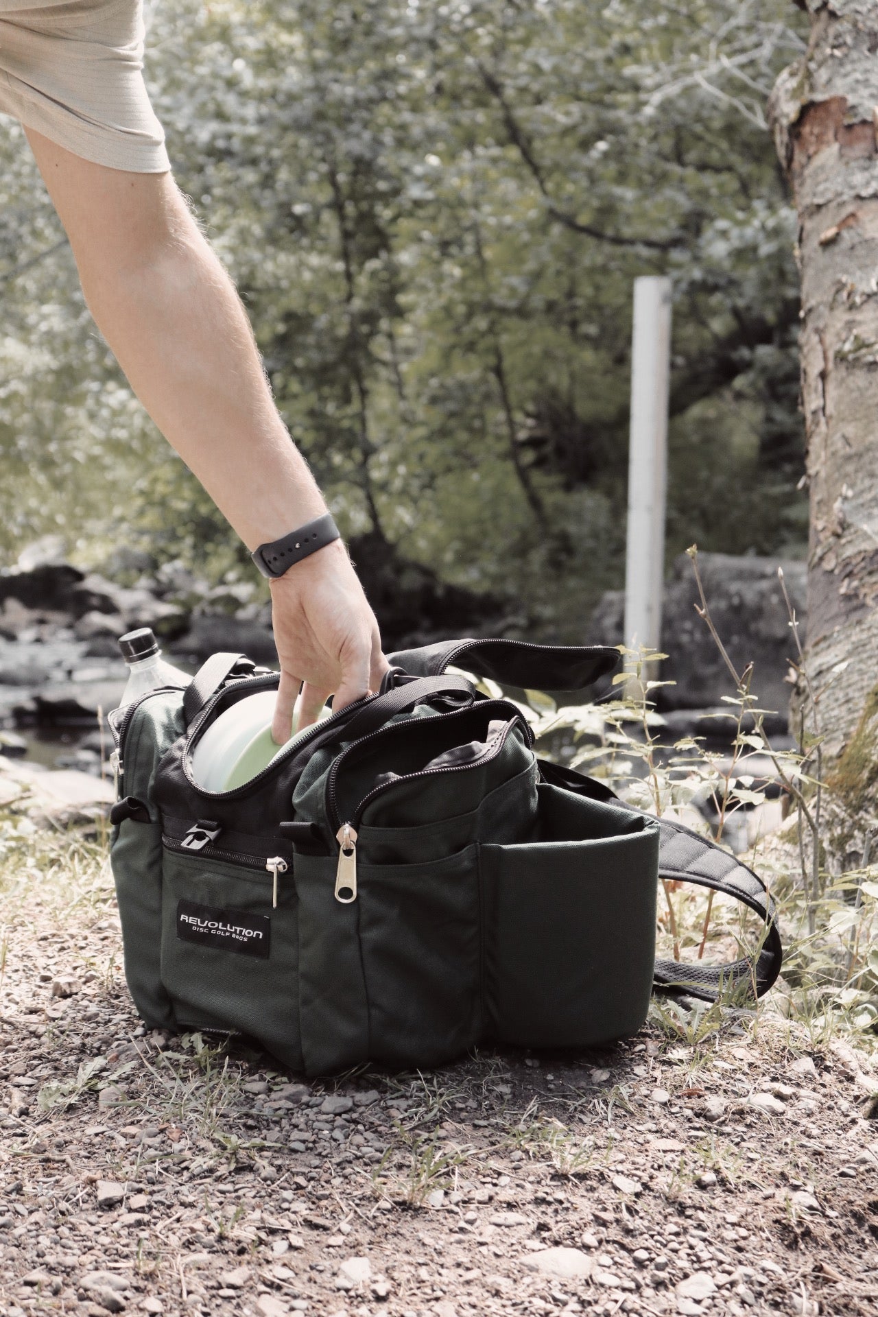 Gotta Go Gotta Throw Revolution Mini Deluxe V3 disc golf bag in onyx with multiple compartments and adjustable straps.