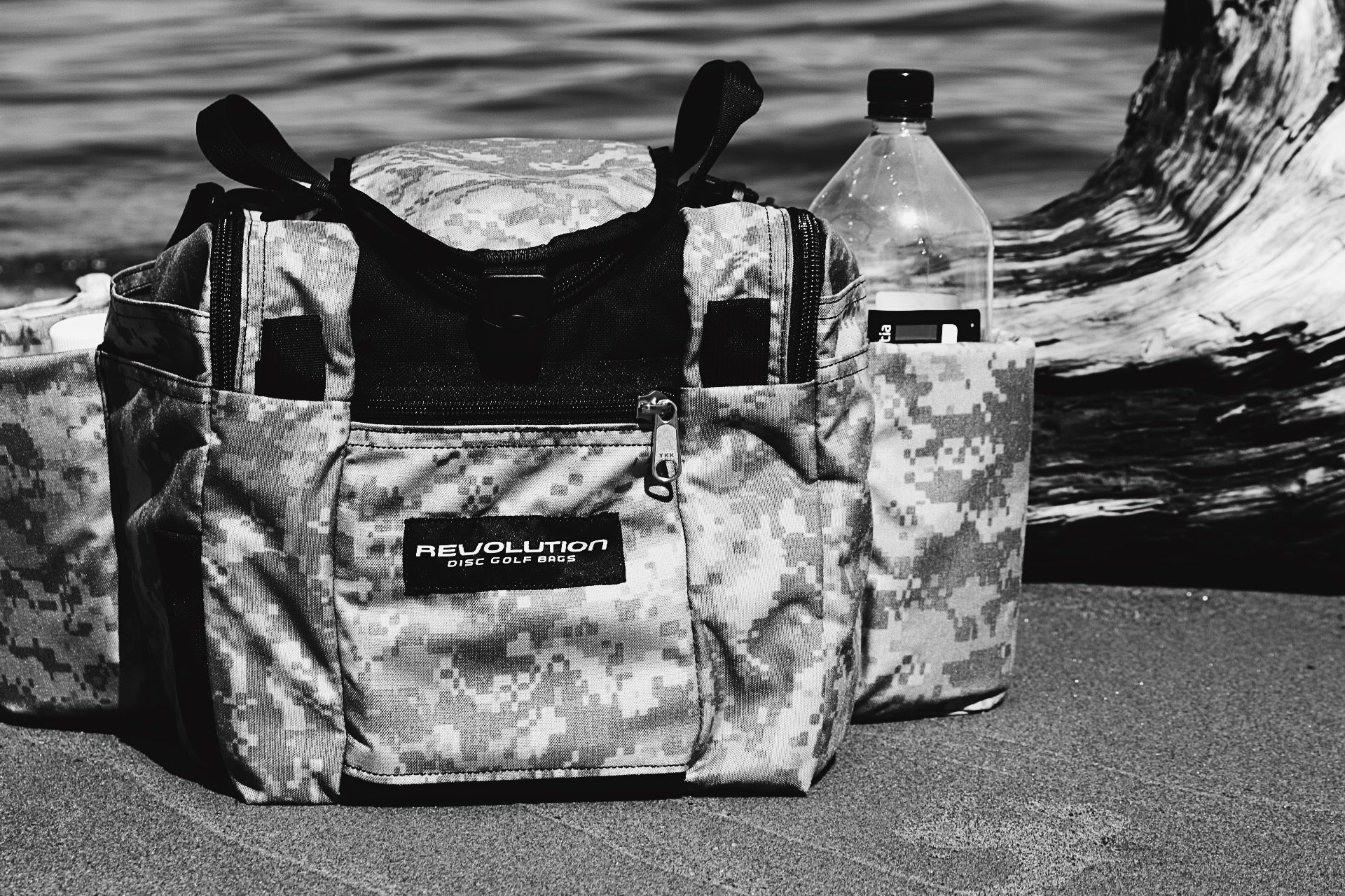 Gotta Go Gotta Throw Revolution Mini Deluxe V3 Disc Golf Bag in Onyx with multiple compartments for disc storage and accessories.