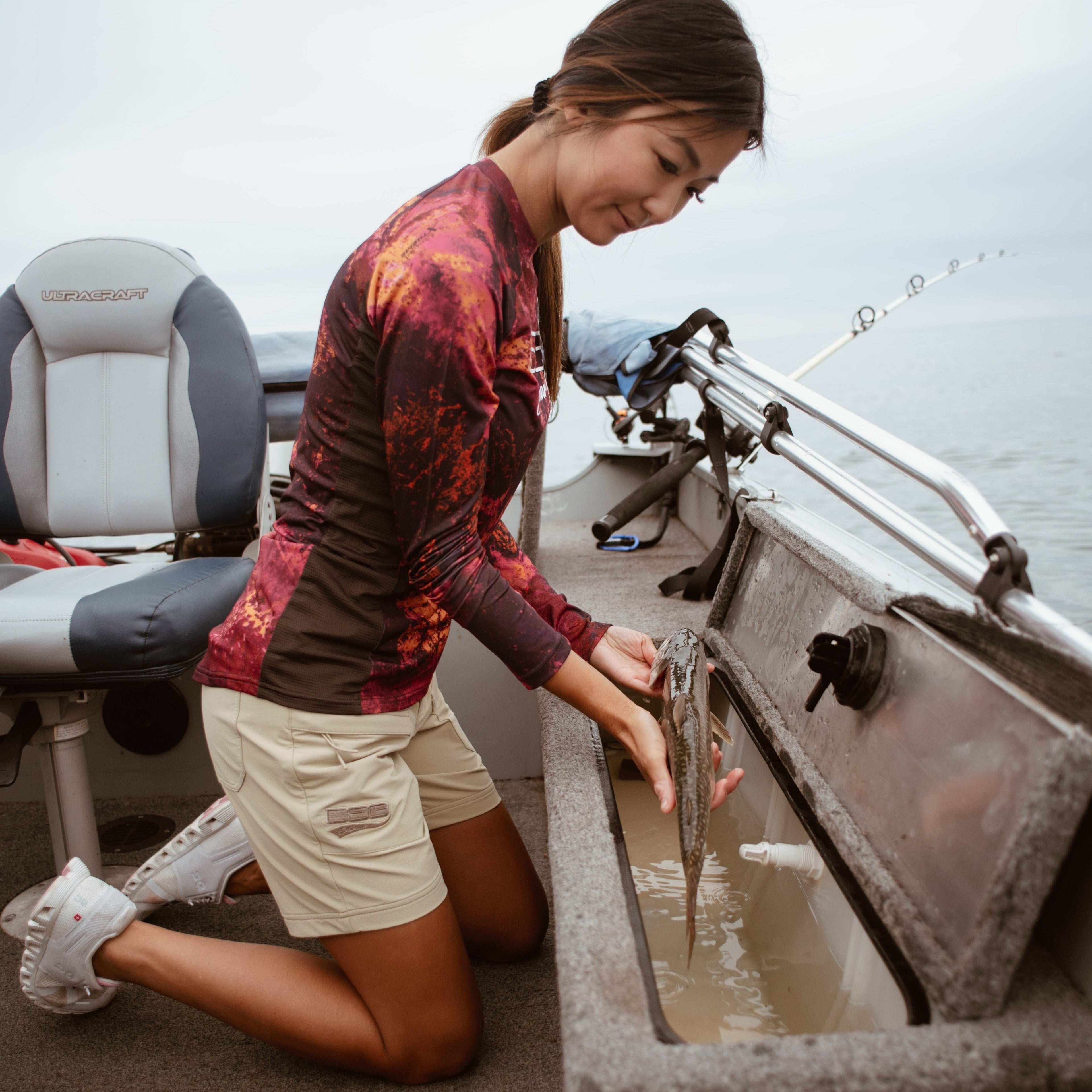 DSG OUTERWEAR Mave Short worn by Jenny, casual beige shorts with a relaxed fit and waistband, paired with a white shirt.