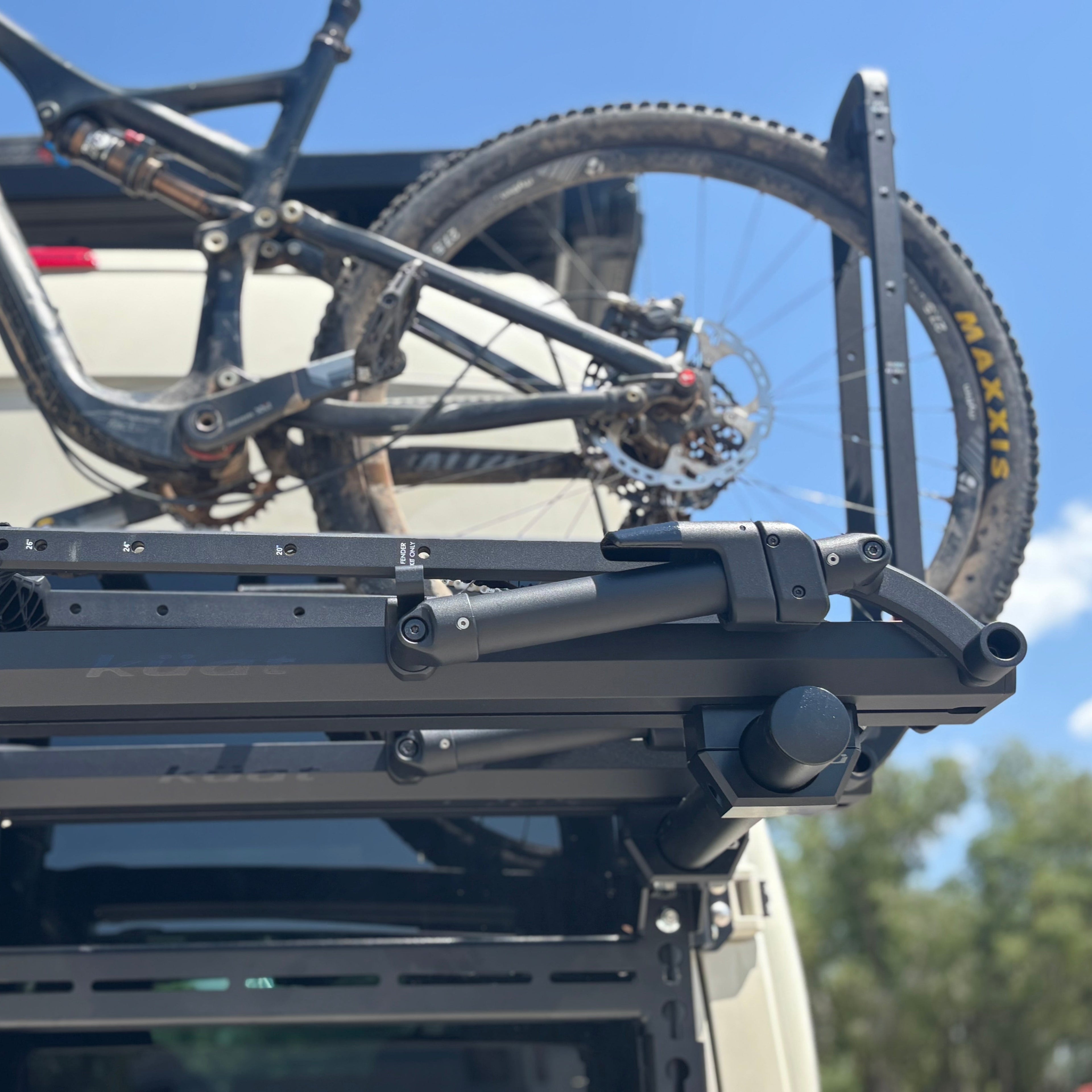 Avatar Offroad Kuat bike rack mount for vans, designed for secure bike transportation on massifs and off-road vehicles.