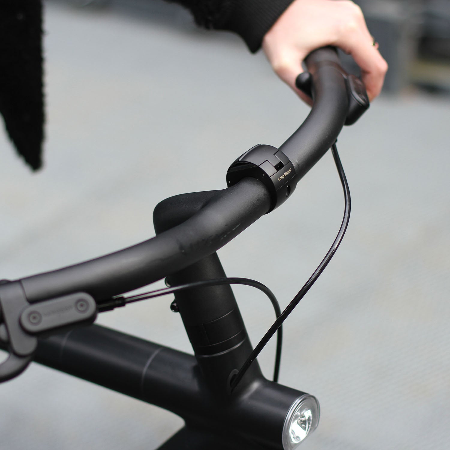 ZEITBIKE Loop Mount universal bicycle phone mount attached to bike handlebar, ready to secure a smartphone during rides.