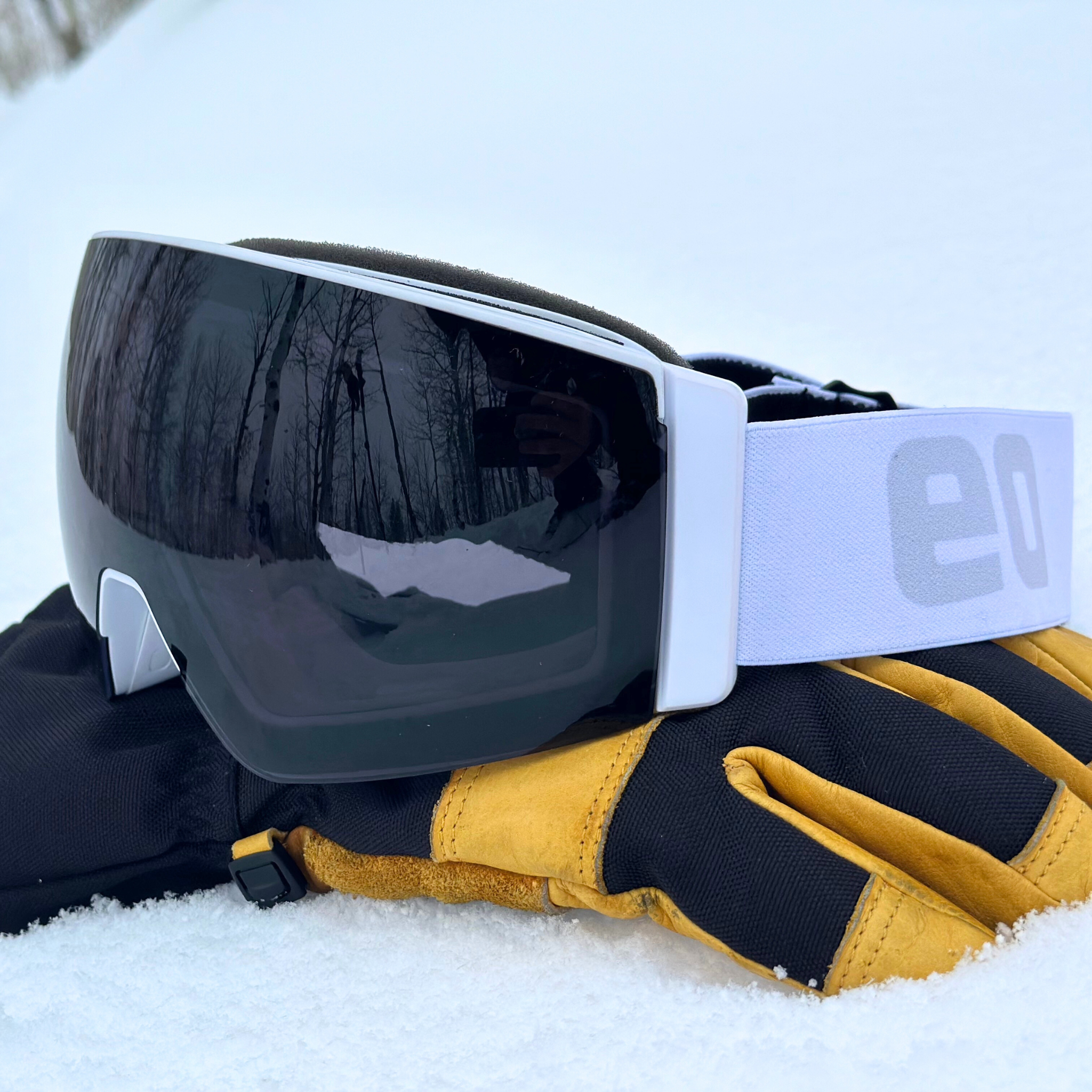 Eastern Outer MACH SCHNELL MAG photochromic ski and snowboard goggles with gray frame and lens.
