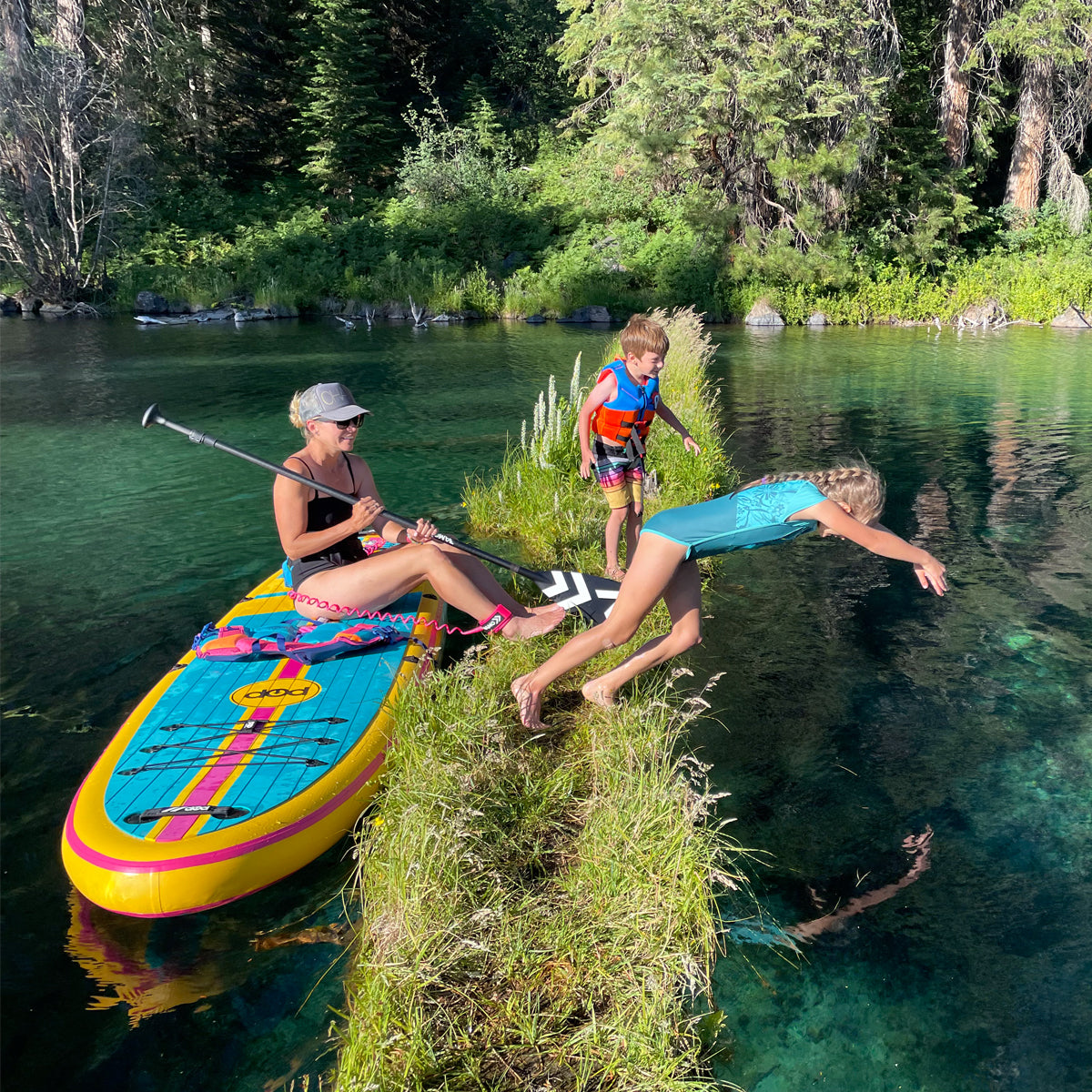 Vamo Life 3-piece carbon-fiberglass adjustable SUP paddle with ABS edge, designed for stand-up paddleboarding.