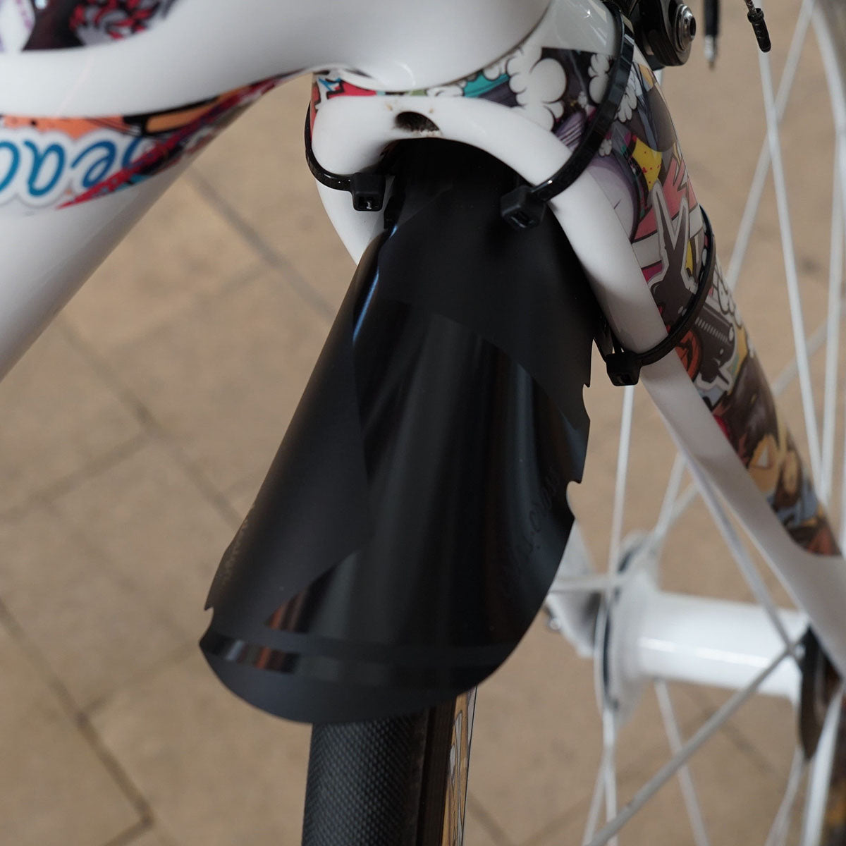 ZEITBIKE Riesel Design CRISS:CROSS front mudguard fender for bikes, shown in black with mounting points and sleek aerodynamic design