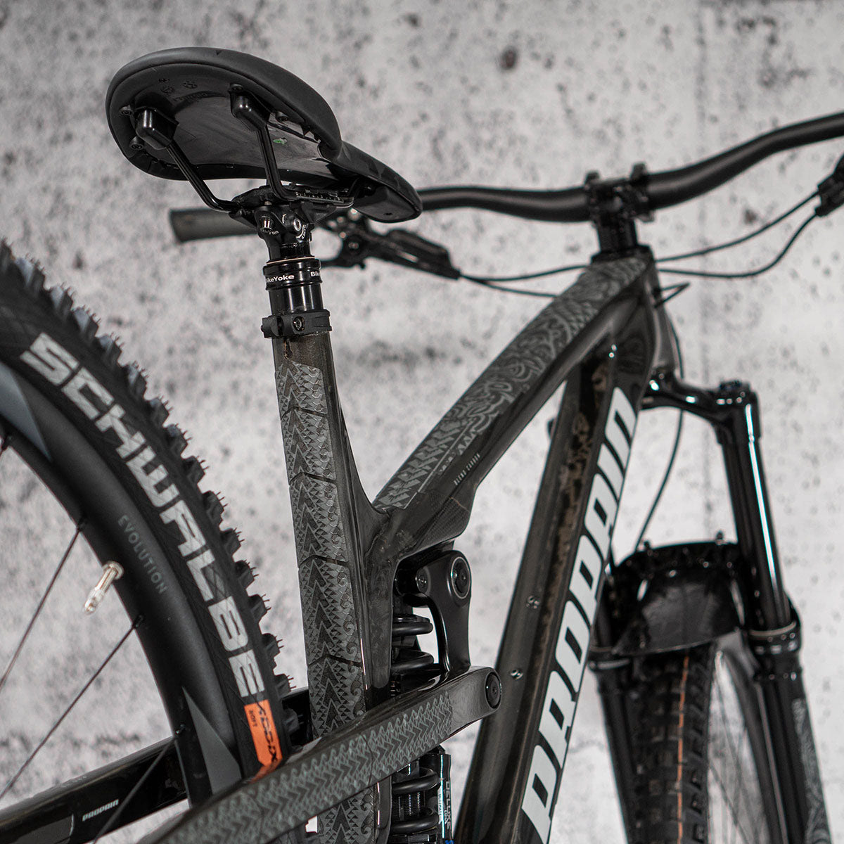 ZEITBIKE Riesel Design Frame Protection Tape CHAIN:TAPE 3000 on bike frame, clear adhesive tape for protection and durability.