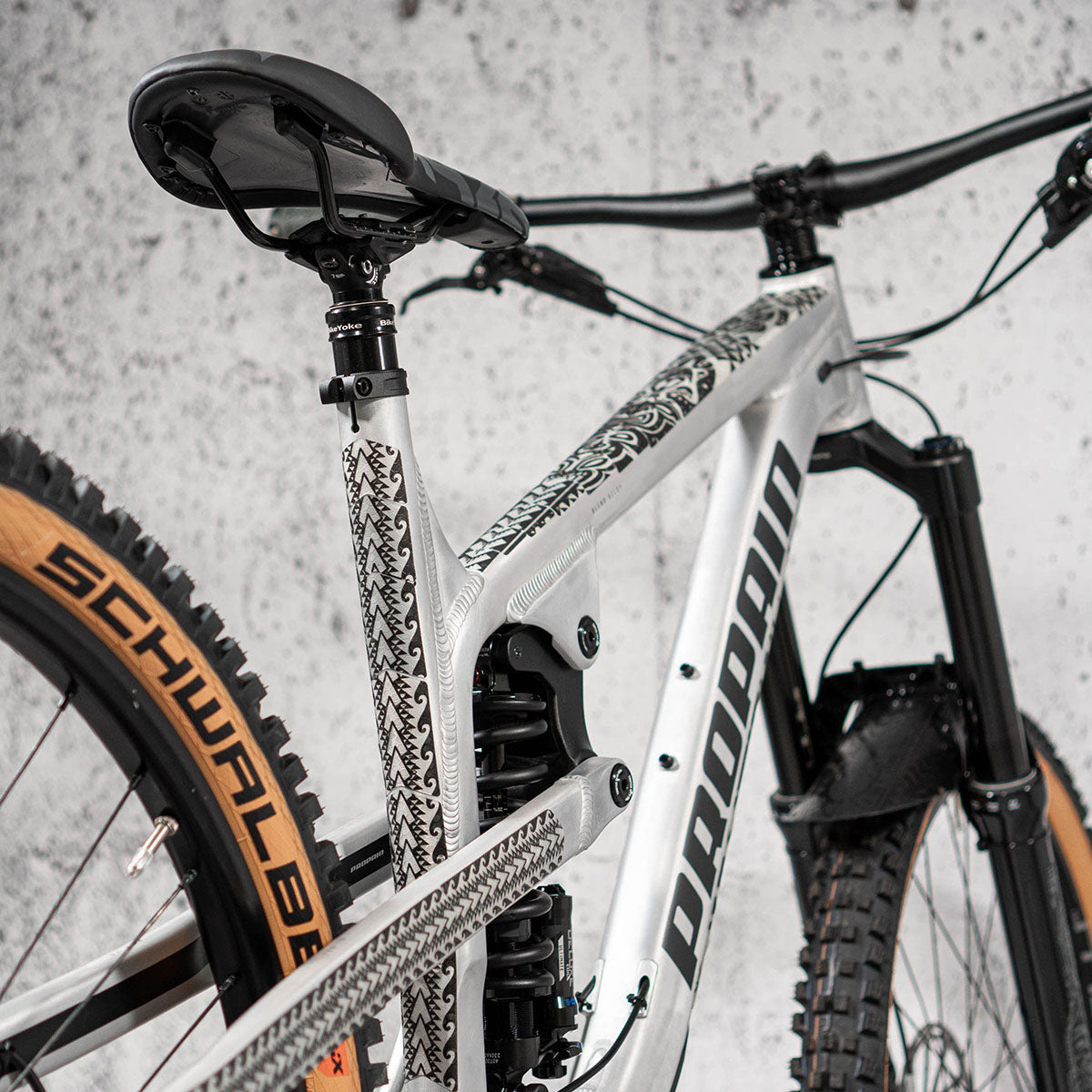 ZEITBIKE Riesel Design Frame Protection Tape CHAIN:TAPE 3000 on bike frame, durable clear tape for protecting bicycle frames.