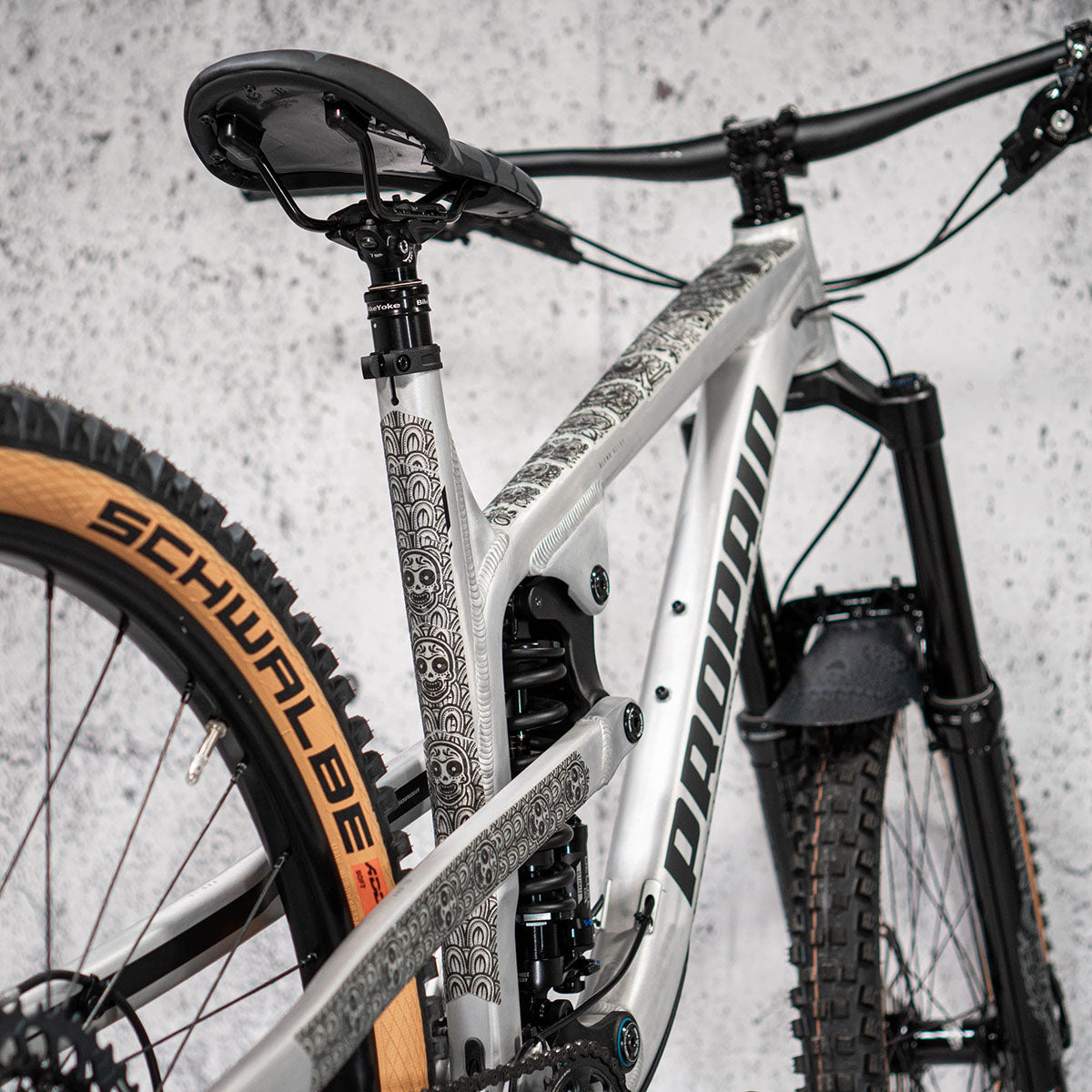 ZEITBIKE Riesel Design Frame Protection Tape CHAIN:TAPE 3000 on bicycle frame, clear adhesive tape for frame protection.