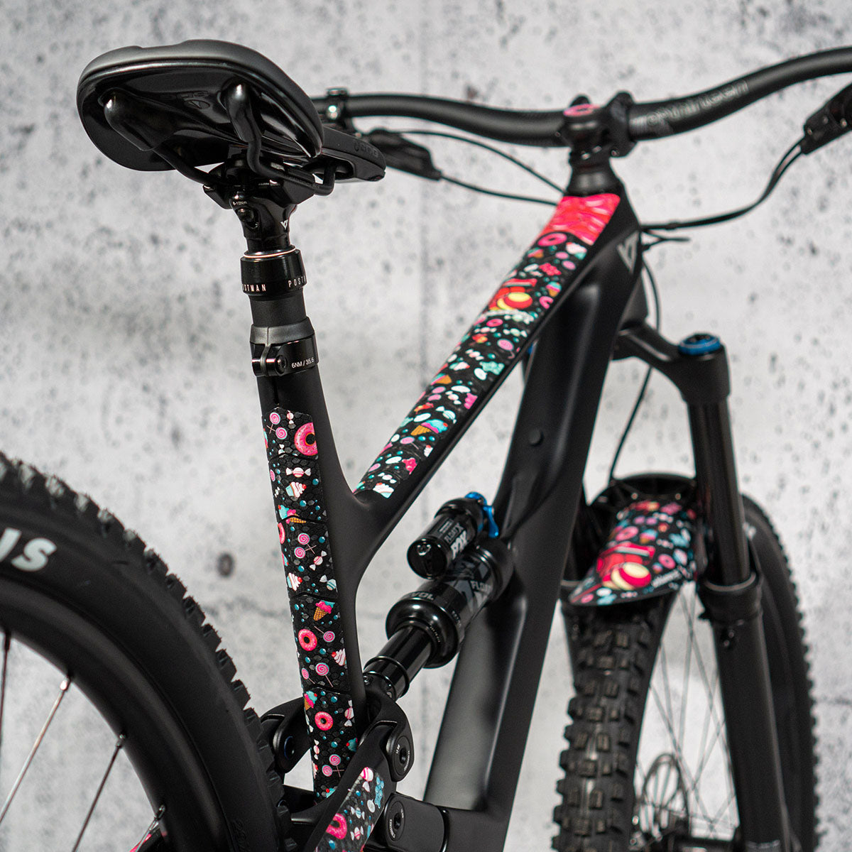 ZEITBIKE Riesel Design Frame Protection Tape CHAIN:TAPE 3000 on bicycle frame for protection against scratches and debris.