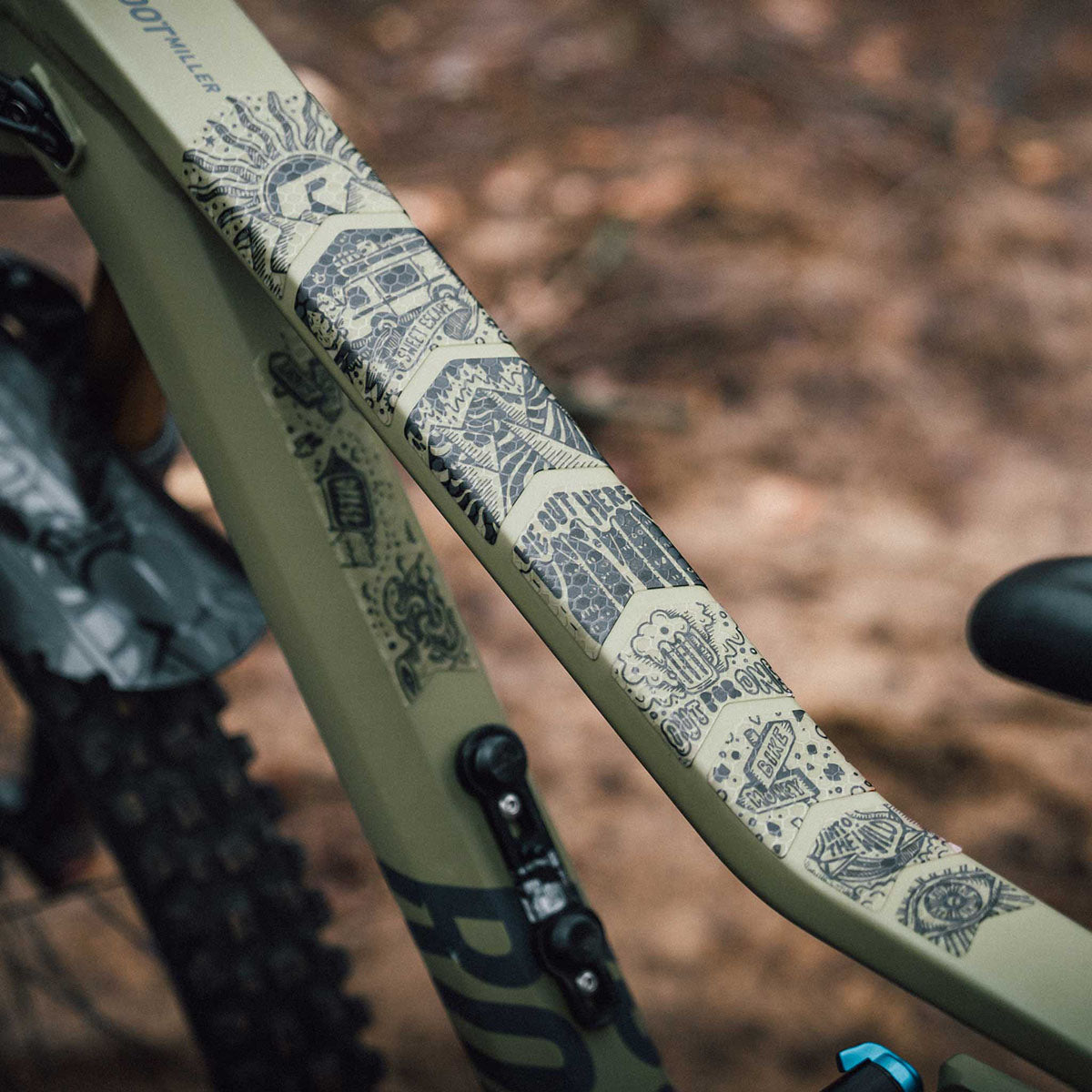 ZEITBIKE Riesel Design Frame Protection Tape CHAIN:TAPE 3000 on bicycle frame, clear adhesive tape for frame protection.