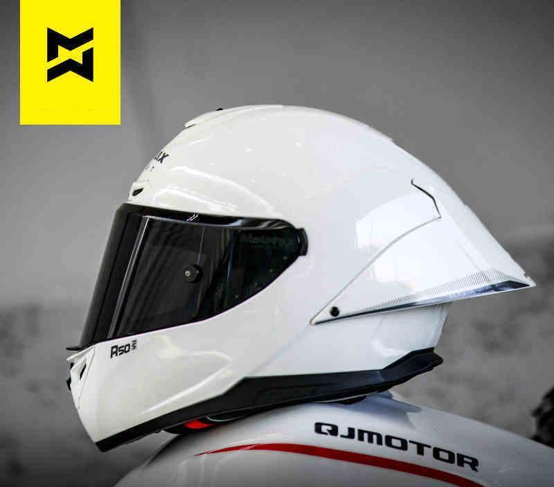 Bean's Moto Booth RSMORAX™ R50S PRO motorcycle helmet with sleek design and ventilation, shown from a front angle.