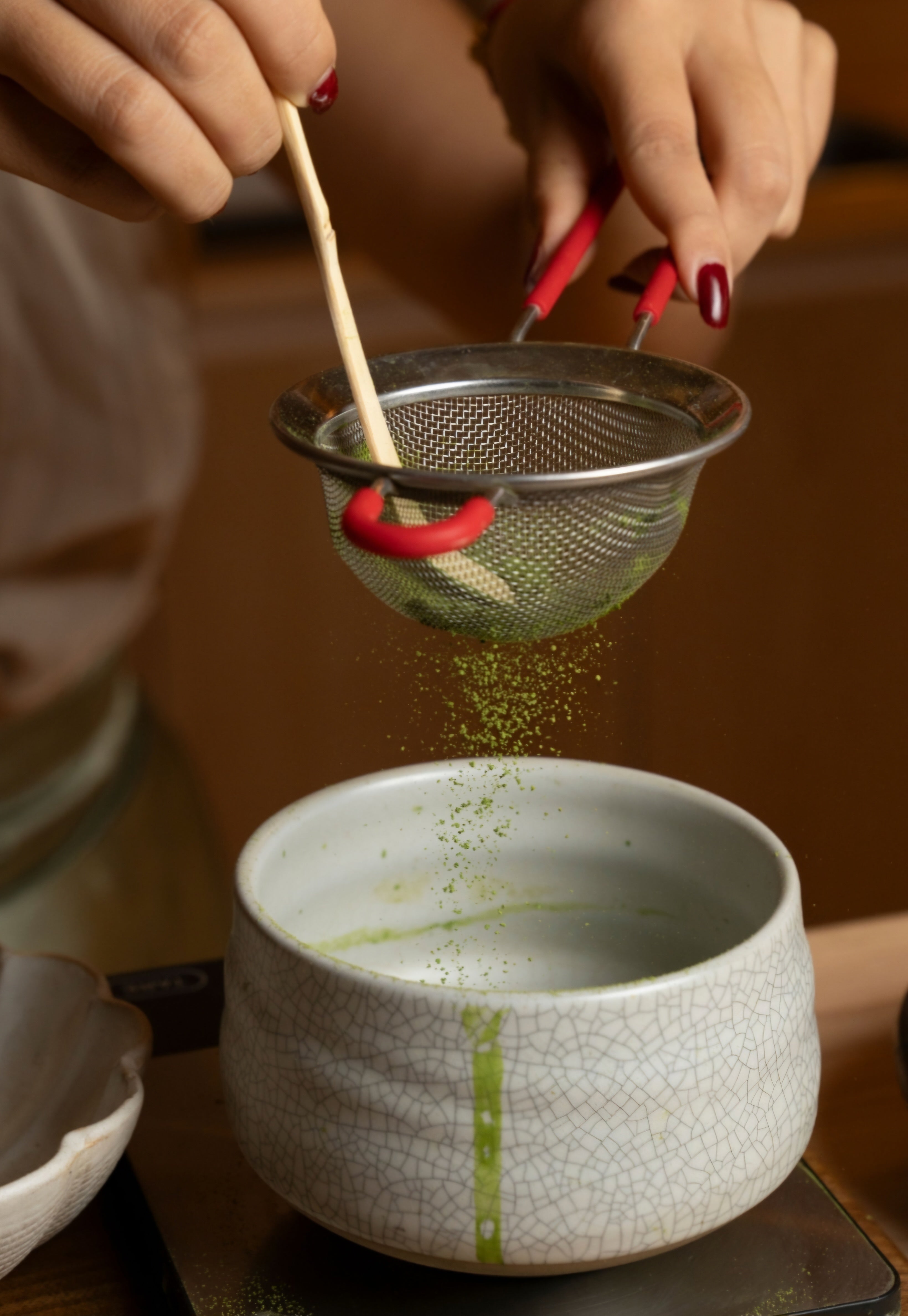 Bright green bowl of isshiki matcha powder from Samidori cultivar, showcasing vibrant, finely ground premium matcha tea powder.