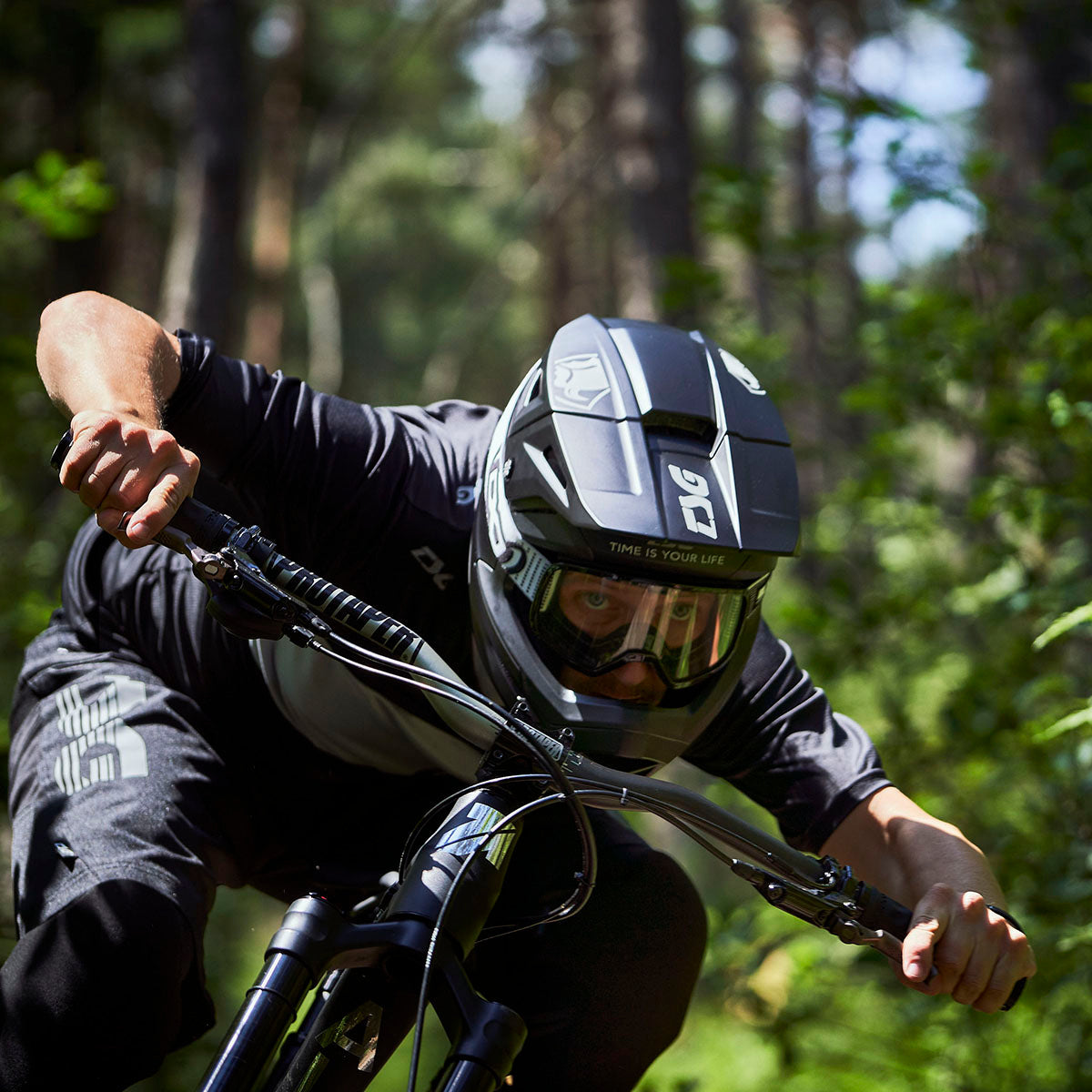 Full face downhill MTB helmet by ZEITBIKE, TSG Sentinel helmet in black with visor and ventilation openings.