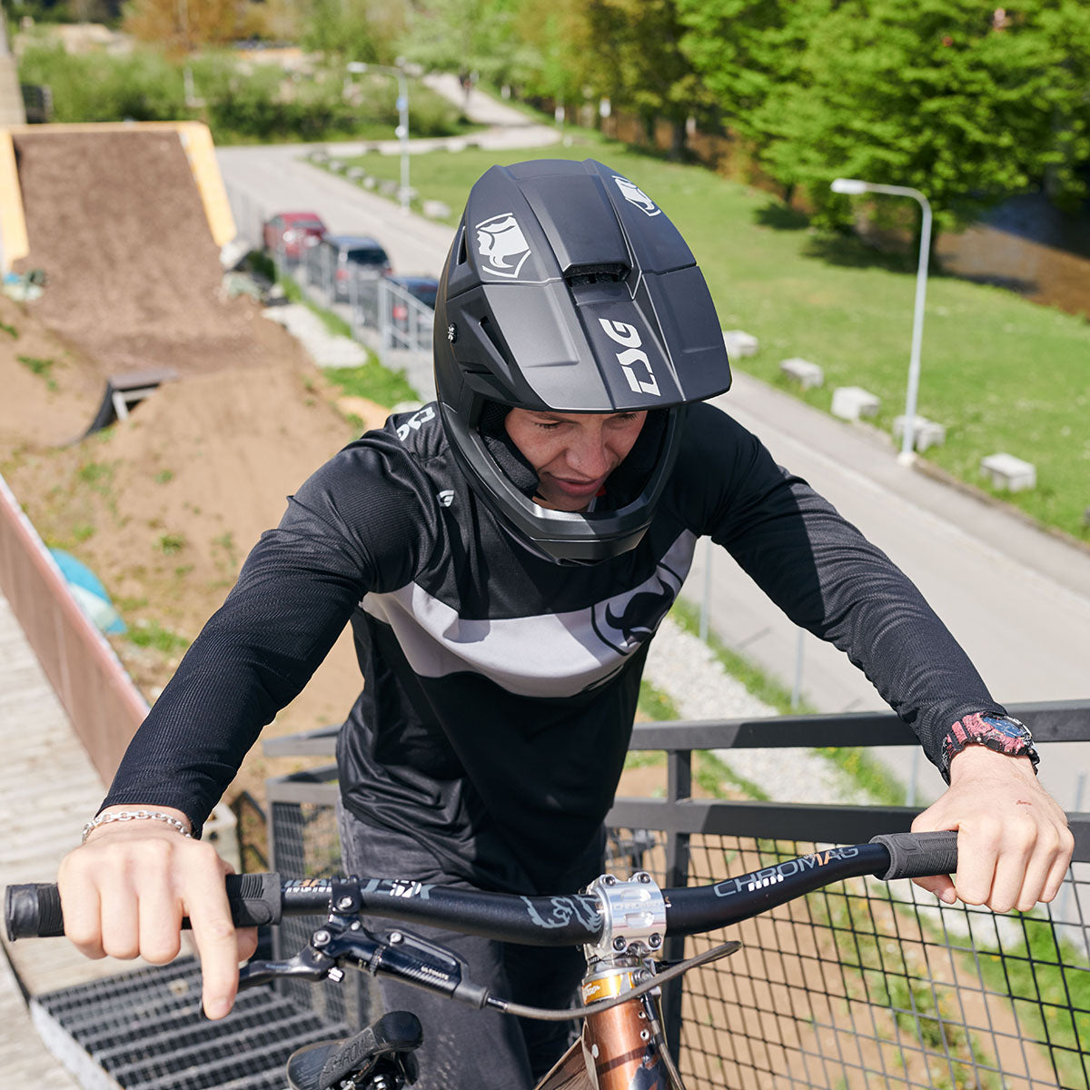 Full-face downhill MTB helmet by ZEITBIKE, TSG Sentinel helmet with black and red design, aerodynamic vents, and secure chin strap.