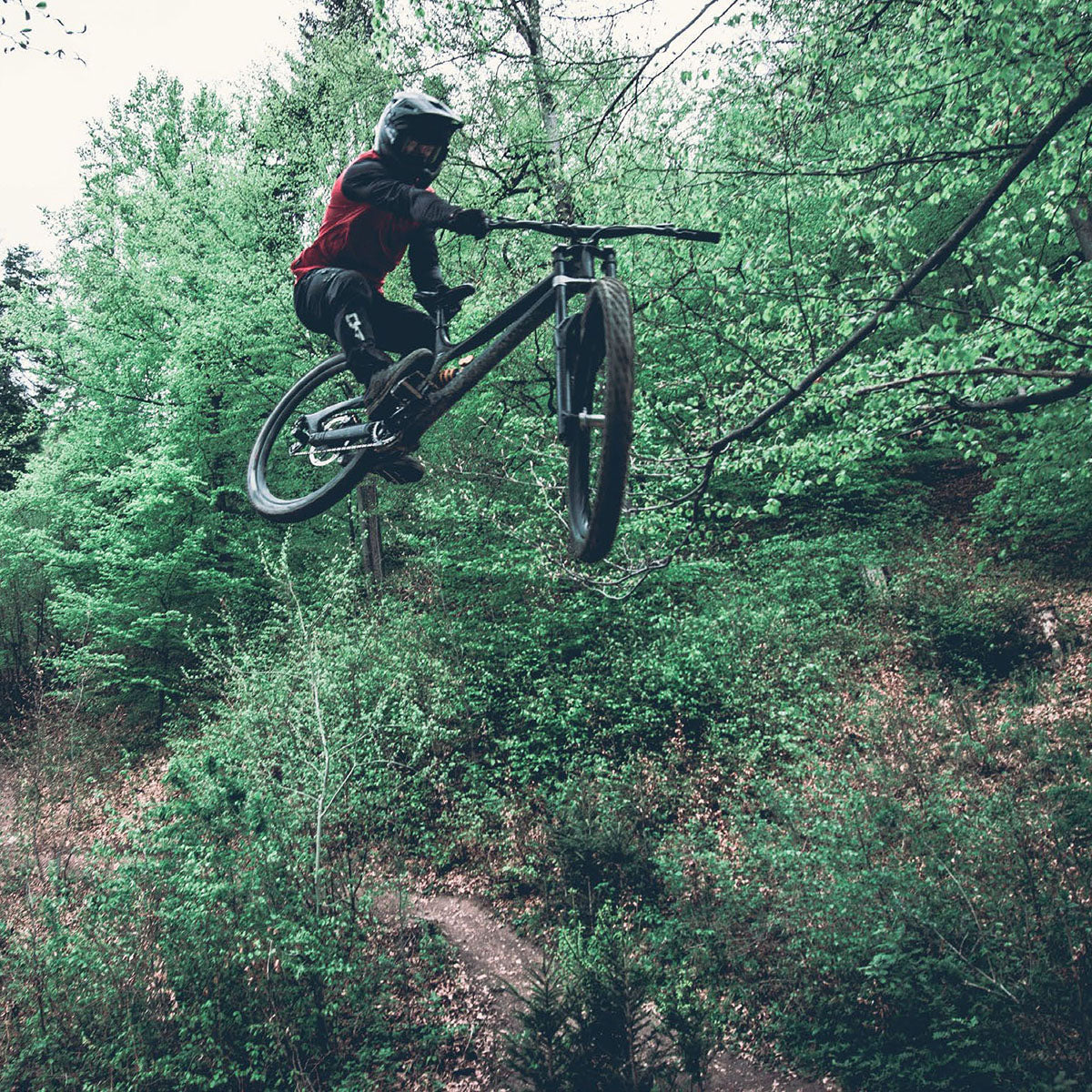 Full-face downhill MTB helmet by ZEITBIKE, TSG Sentinel helmet in black with ventilation and secure strap for mountain biking.