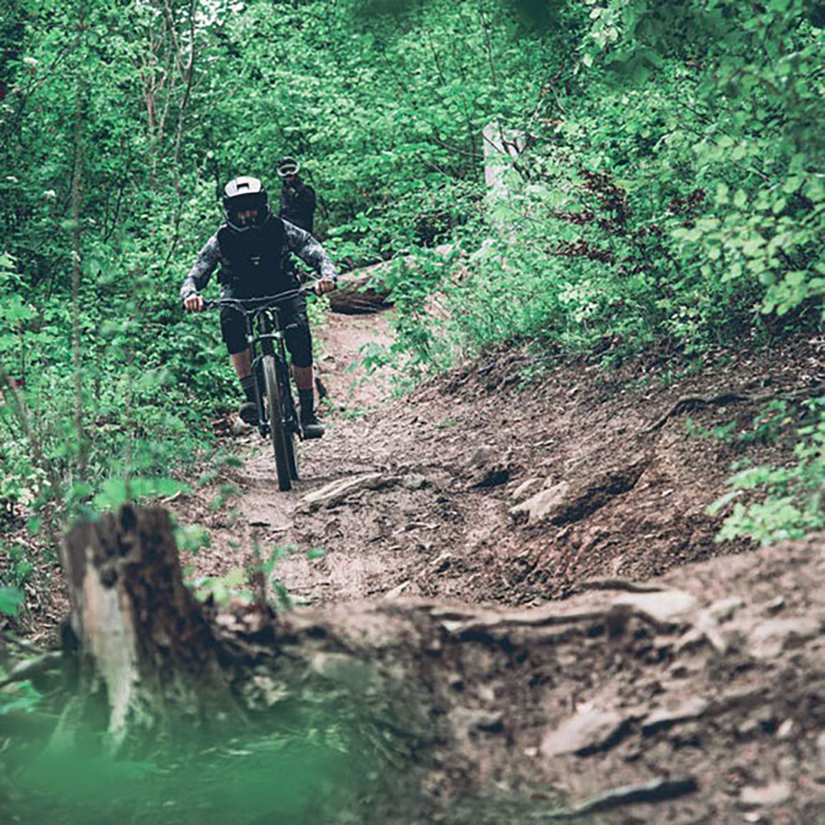 Full face downhill MTB helmet by ZEITBIKE, TSG Sentinel helmet with ventilation and secure fit for mountain biking.