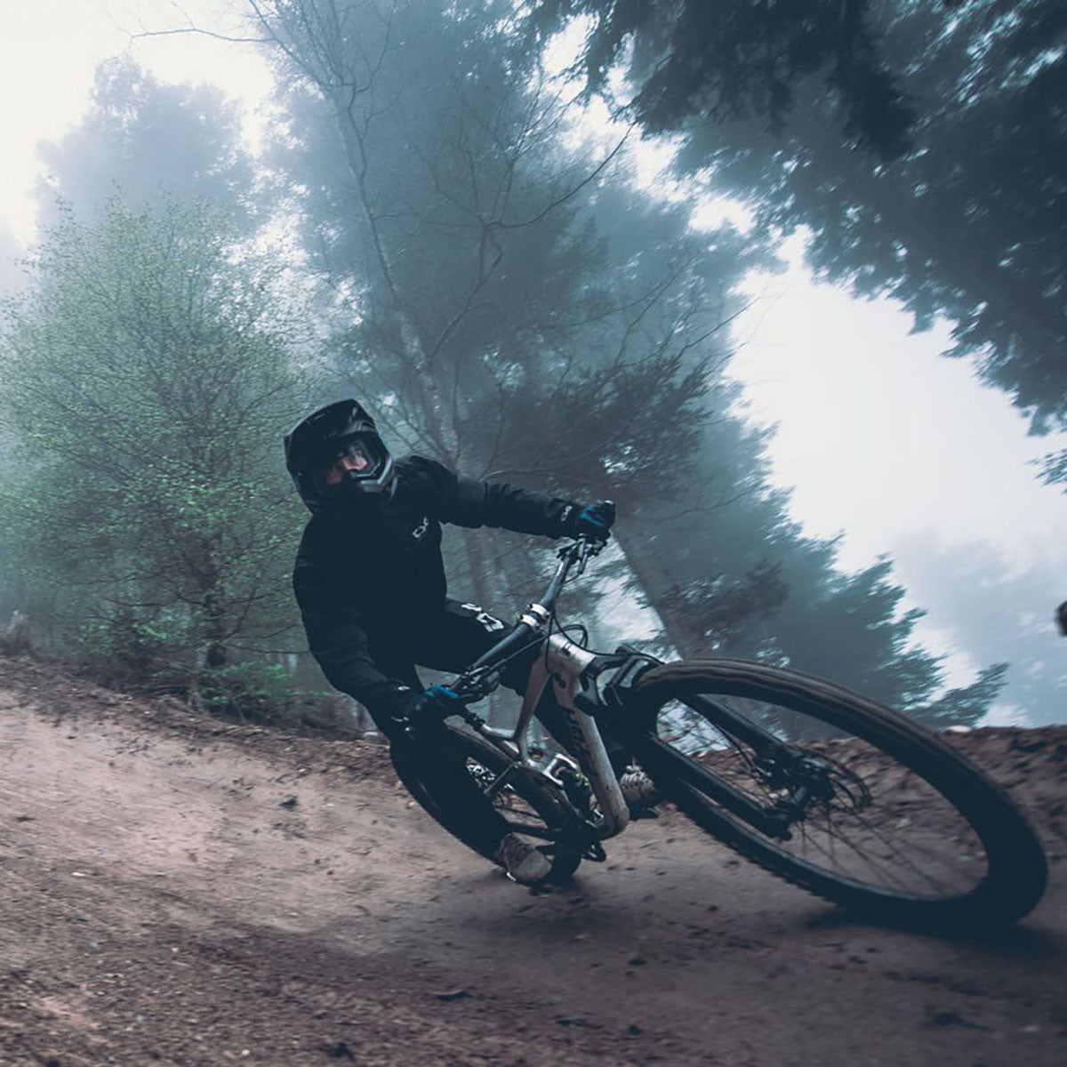 Full face downhill MTB helmet by ZEITBIKE, TSG Sentinel helmet with protective visor and ventilation for mountain biking.