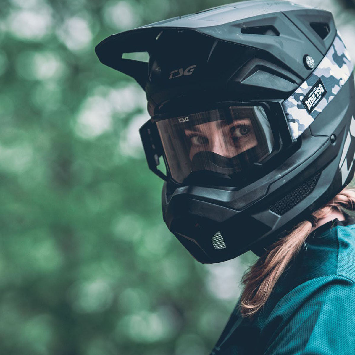 Full face downhill MTB helmet by ZEITBIKE, TSG Sentinel helmet with black and red design, adjustable straps and ventilation.