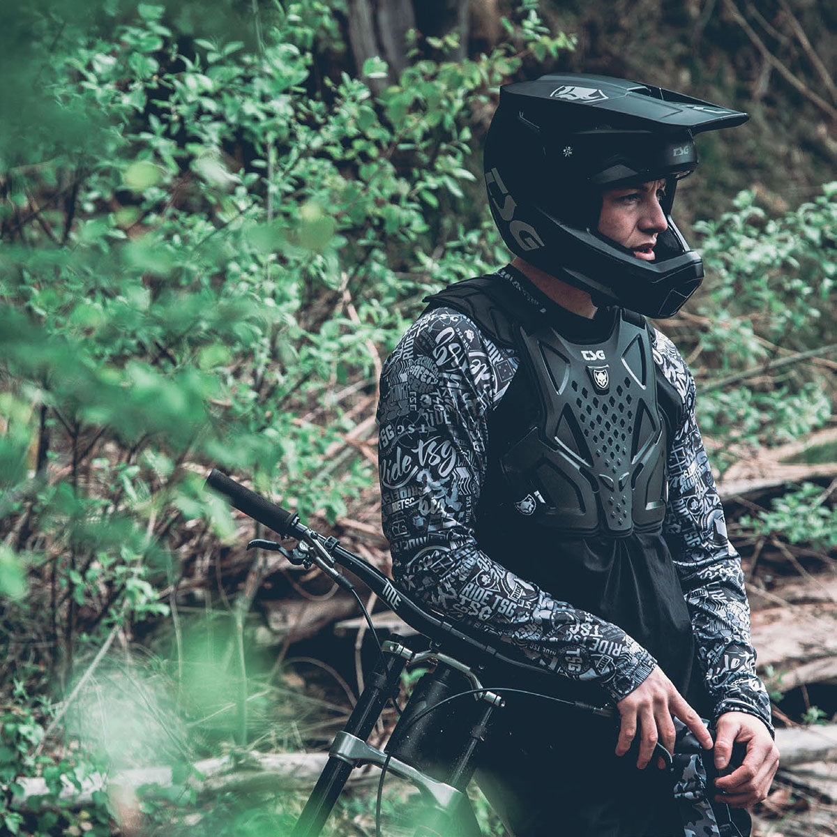 Full face downhill MTB helmet by TSG, Sentinel model from ZEITBIKE, with black and matte finish and ventilation vents.