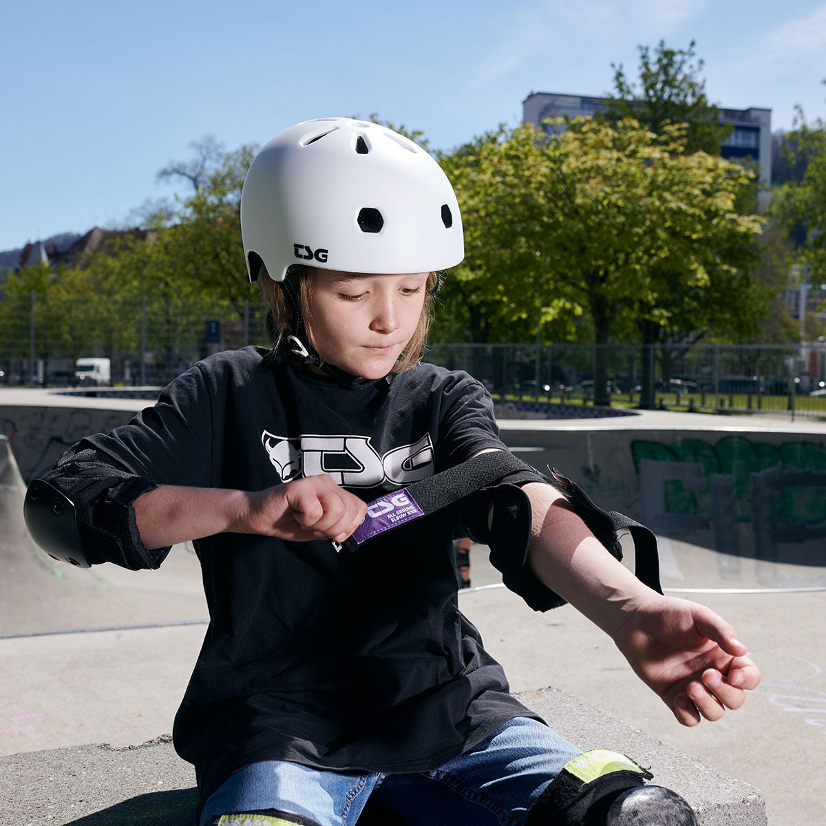 ZEITBIKE TSG Elbowpad All Ground protective pad in size X-Large, designed for impact protection during sports and activities