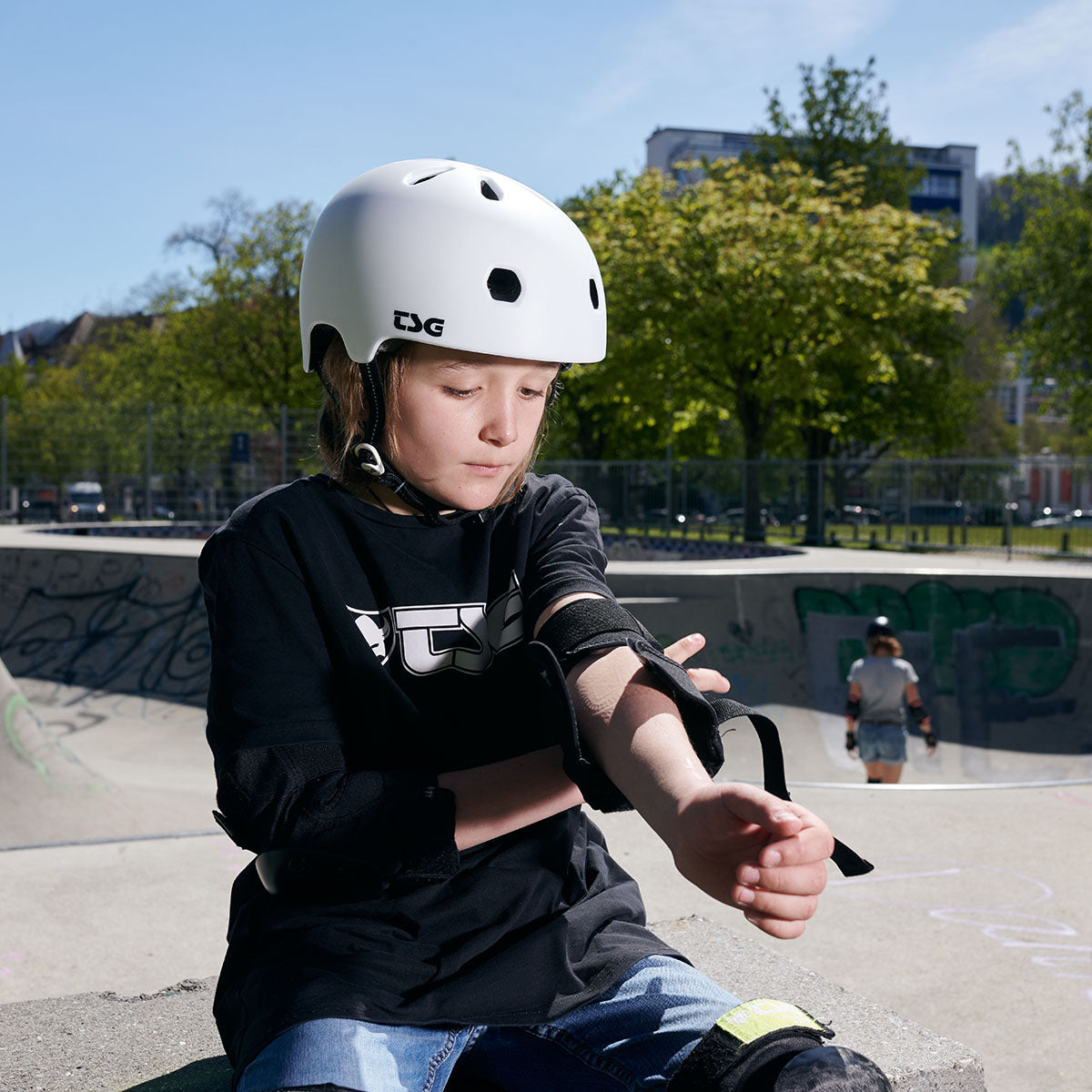 ZEITBIKE TSG Elbowpad All Ground protective pad in size XL, designed for durability and comfort in outdoor activities.