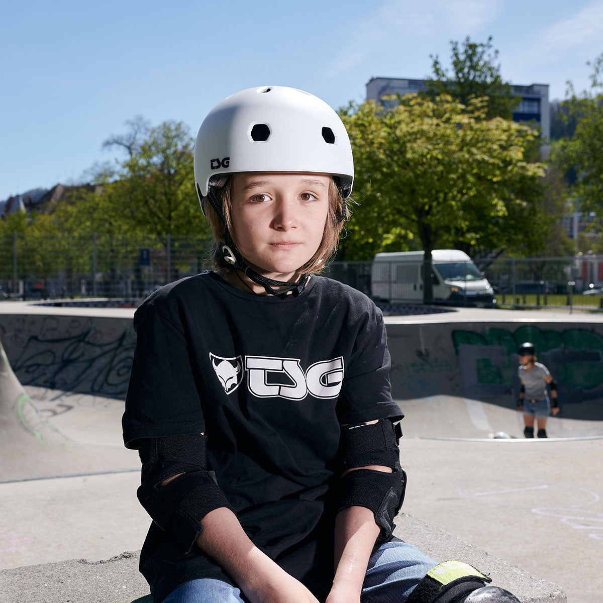 ZEITBIKE TSG Elbowpad All Ground protective pads in size XL, designed for comfort and impact resistance during outdoor activities.