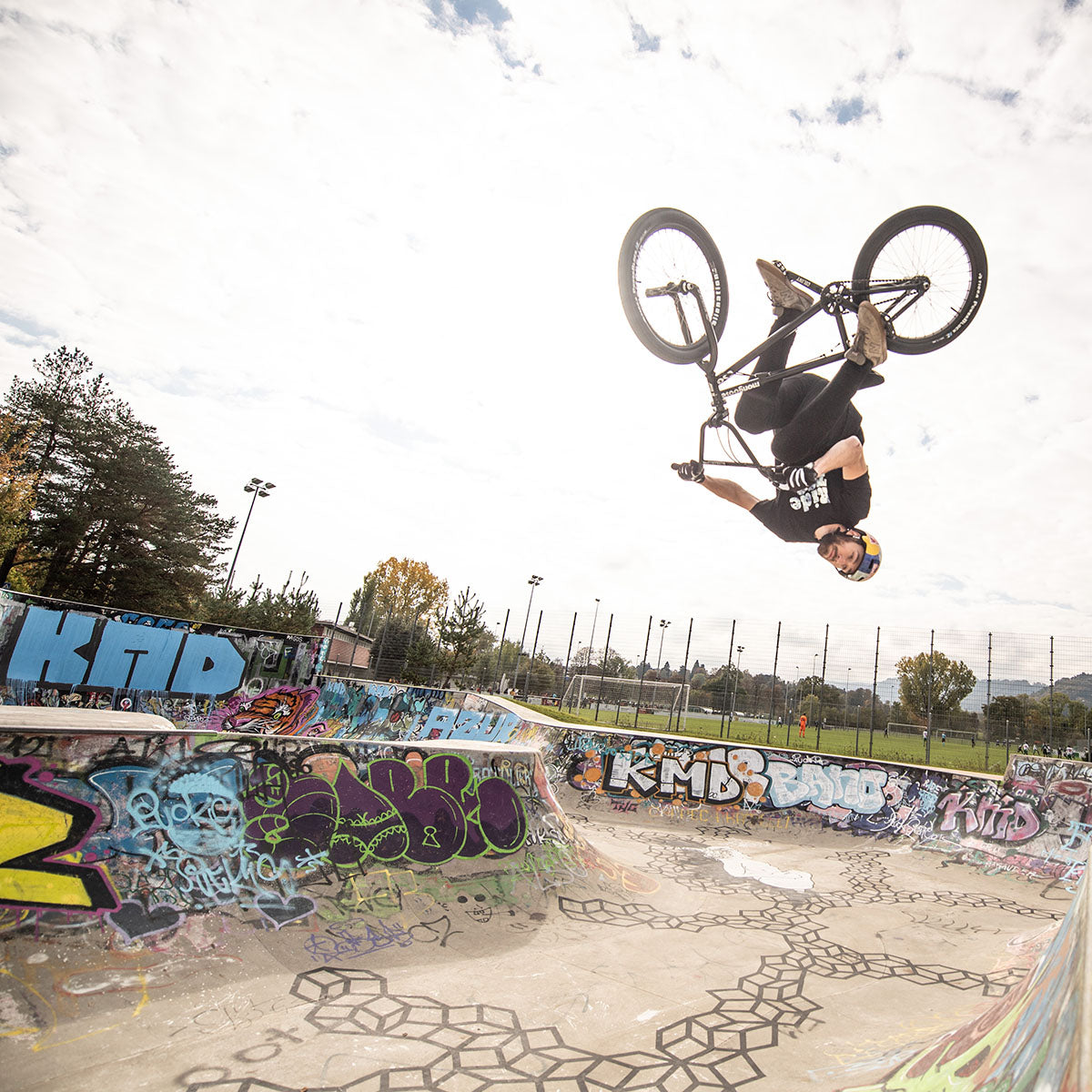 ZEITBIKE TSG BMX shinguard protective pads showing black and red design with adjustable straps for BMX riding.