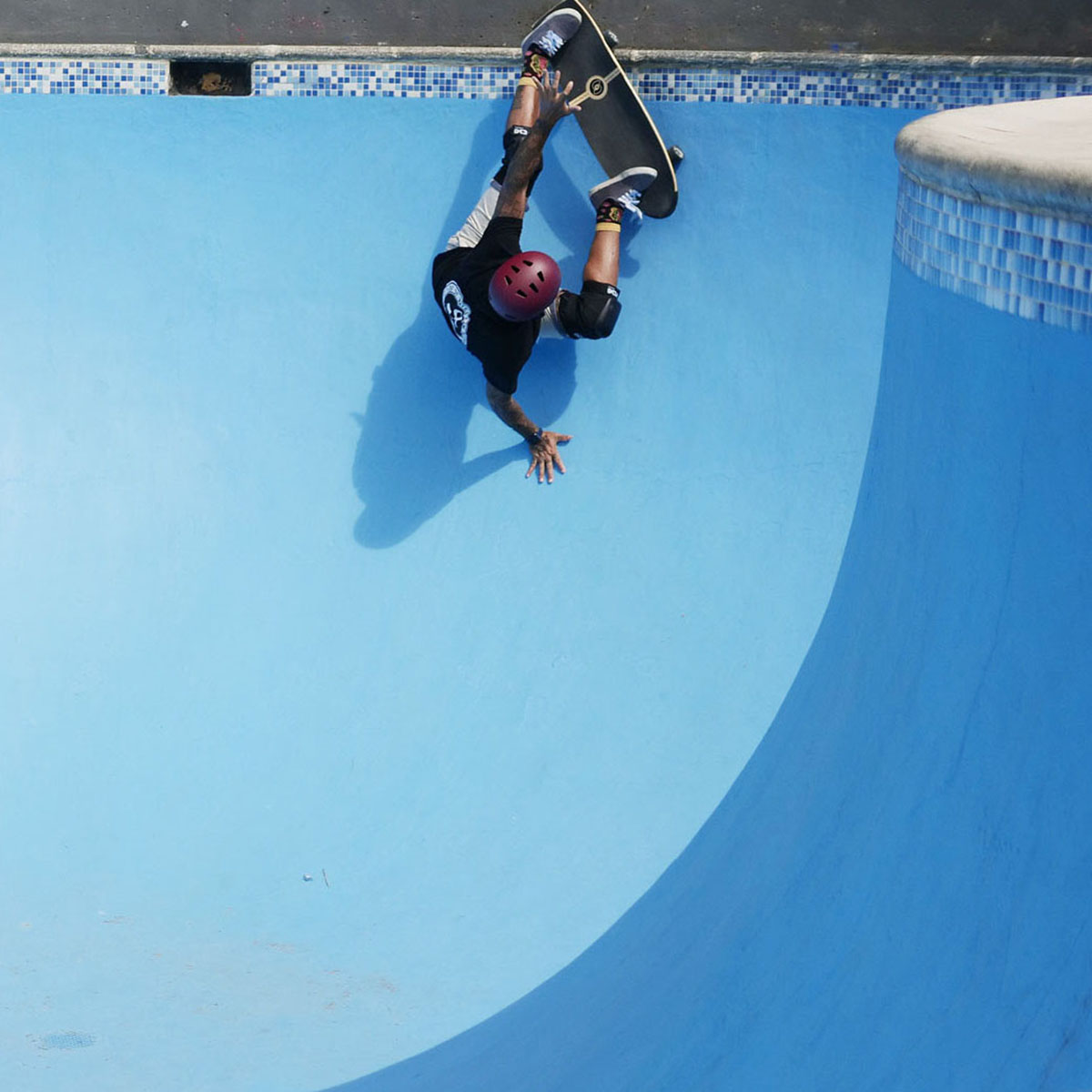 Black TSG Kneepad Wavesk8 A skate knee pads by ZEITBIKE, showing padded protective design for skateboarding.