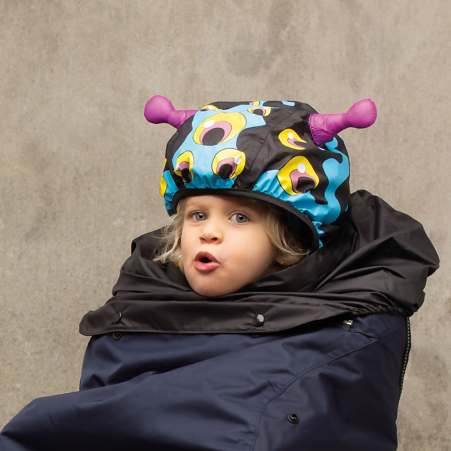 ZEITBIKE Tucano Urbano thermal child bike seat rain cover with hood, designed for weather protection on bicycle rides.