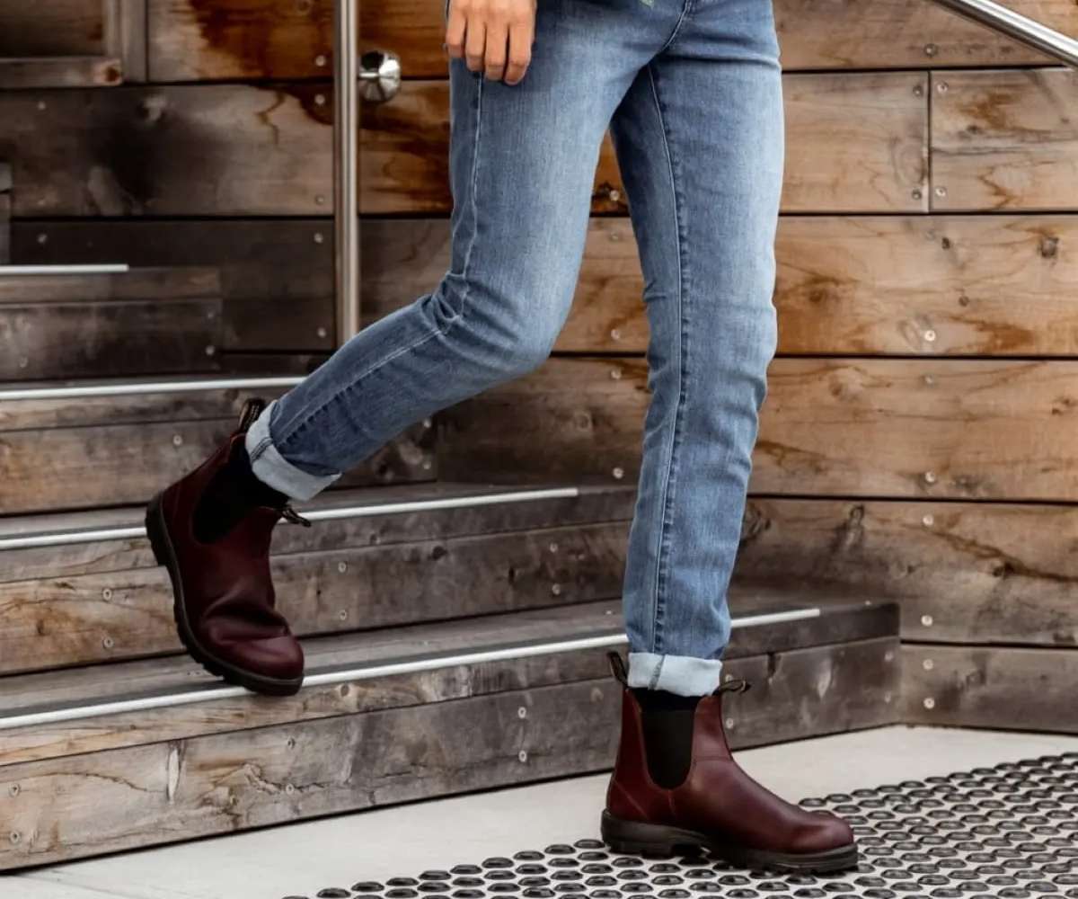 Runnwalk Blundstone 2130 men's classic Chelsea boots in auburn leather, showing the sleek ankle-high design and elastic side panels.
