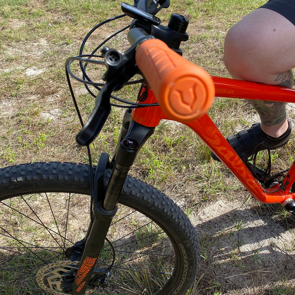 ZEITBIKE Villain Arrest 1st Offense MTB grips with black and red design, textured rubber for secure mountain bike handlebar grip.