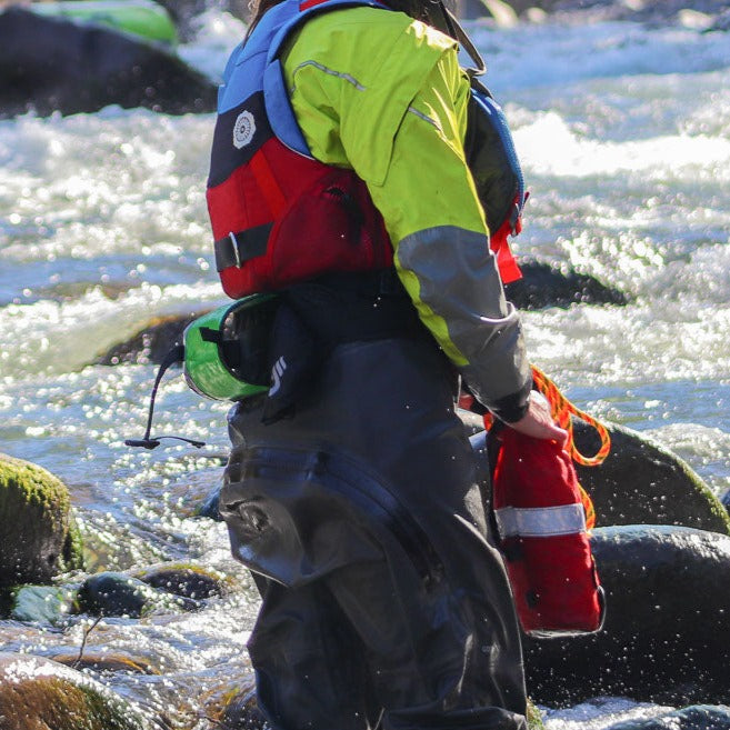 WWTC Classic 20m throw bag for water rescue, featuring durable rope and compact design for safety and easy handling.
